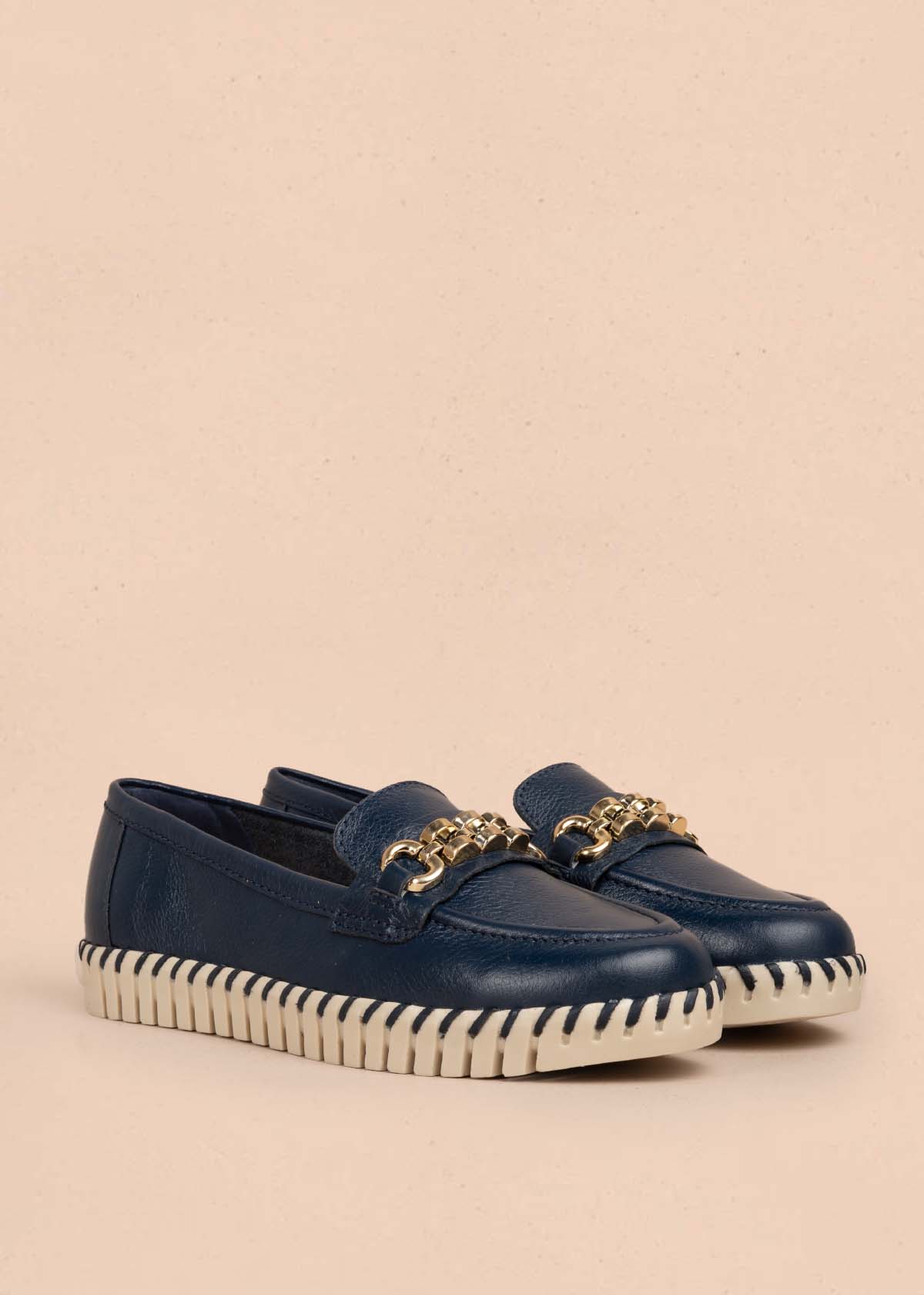 Mocasines en cuero color azul con herraje dorado 105333