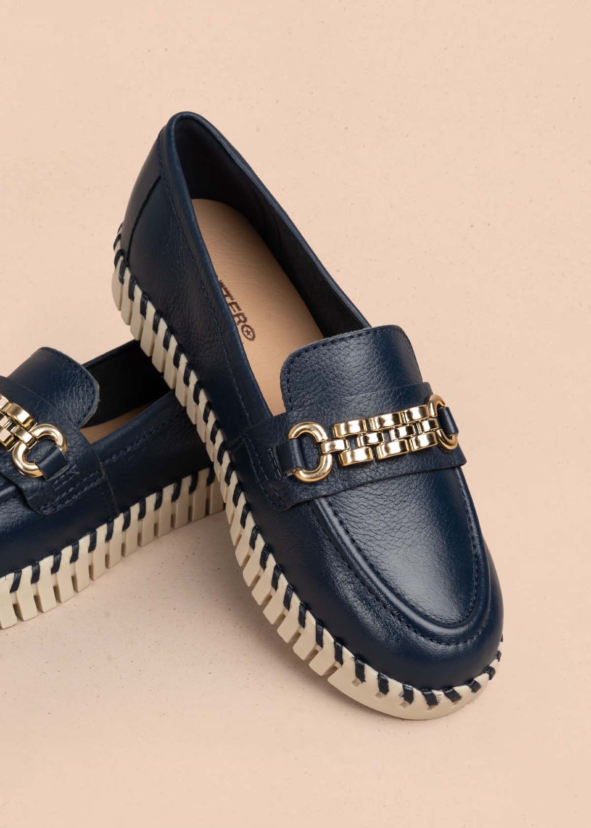 Mocasines en cuero color azul con herraje dorado 105333