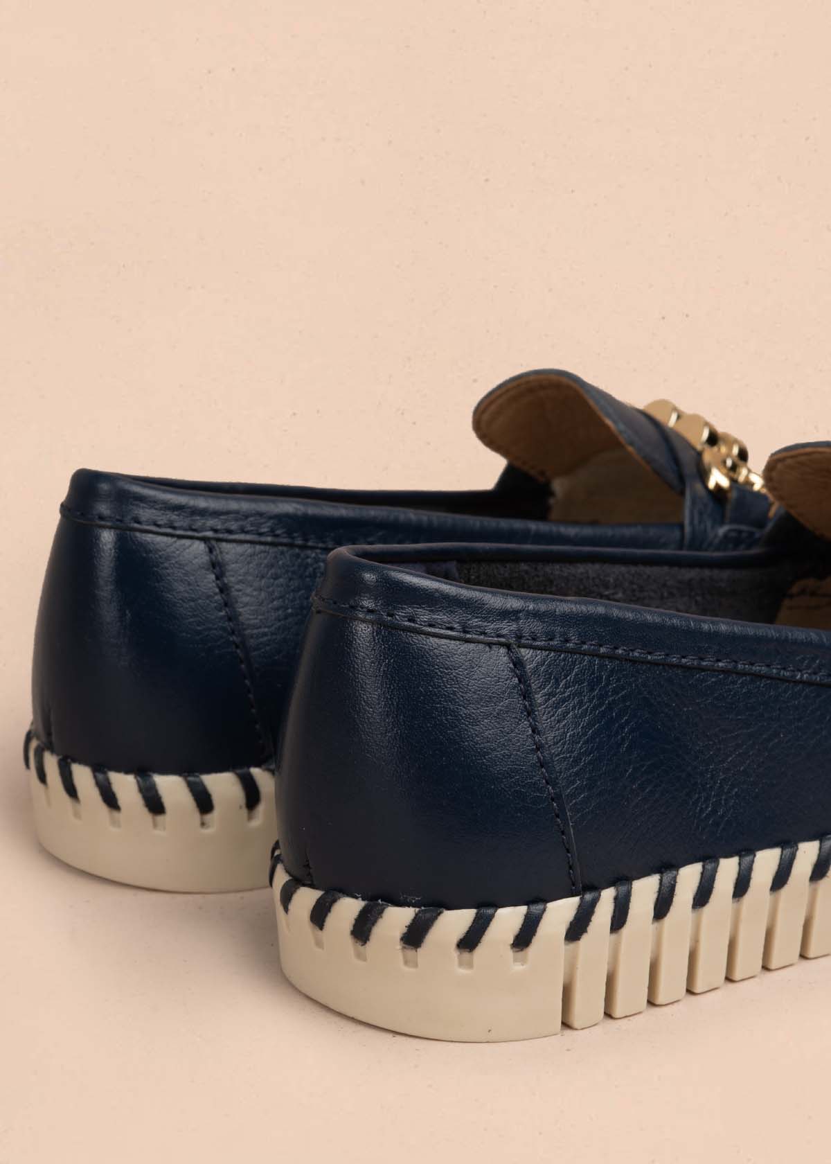 Mocasines en cuero color azul con herraje dorado 105333