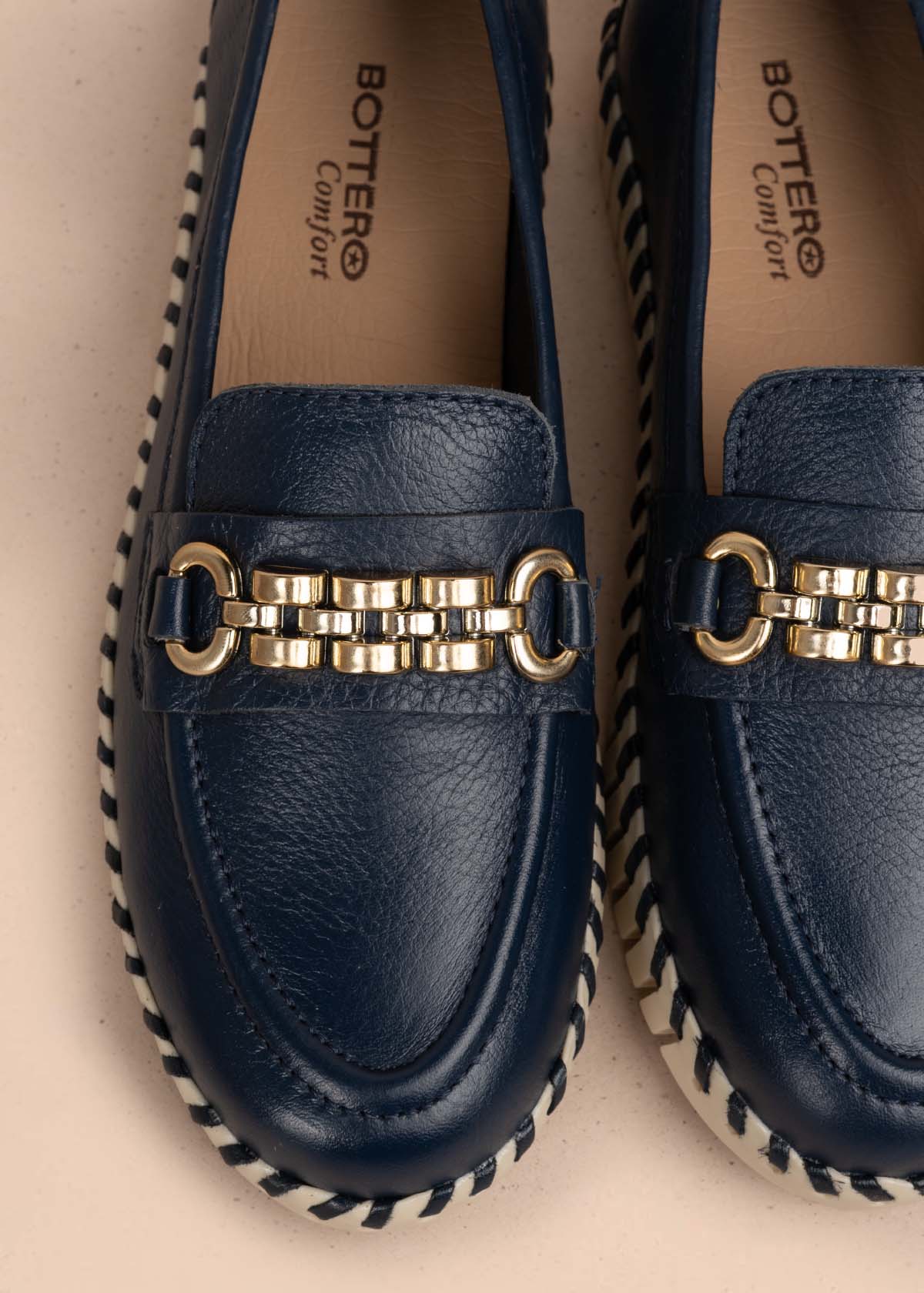 Mocasines en cuero color azul con herraje dorado 105333