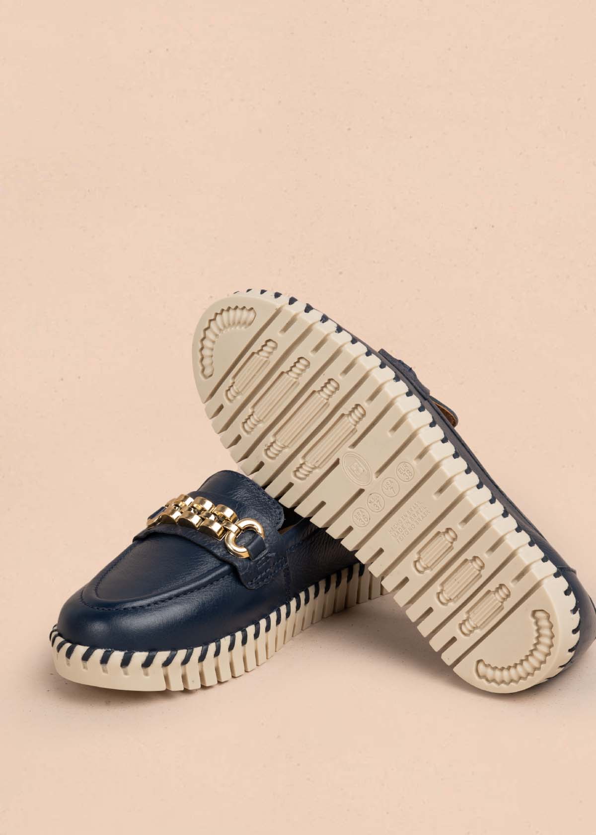 Mocasines en cuero color azul con herraje dorado 105333