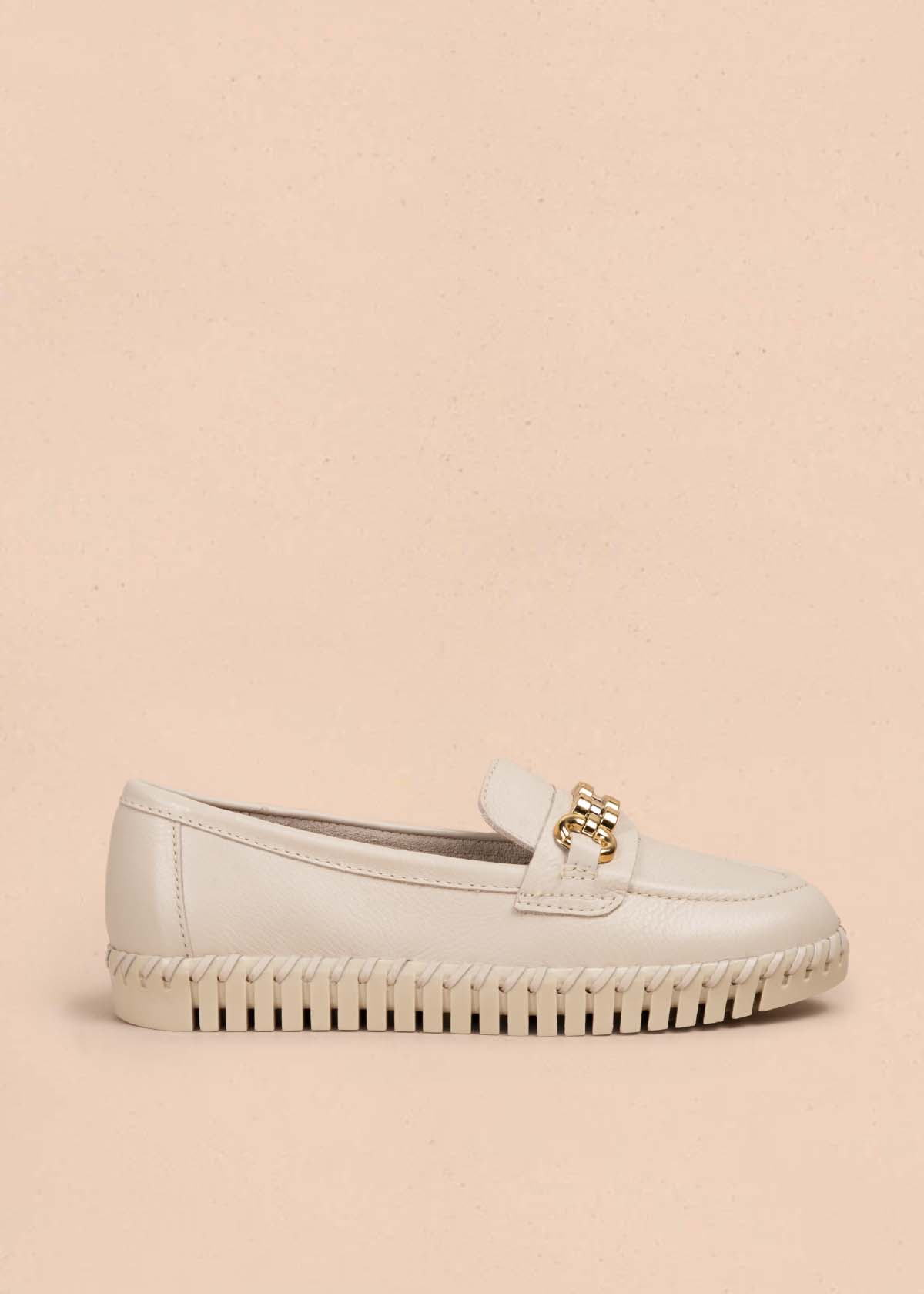 Mocasines en cuero color beige con herraje dorado 105333
