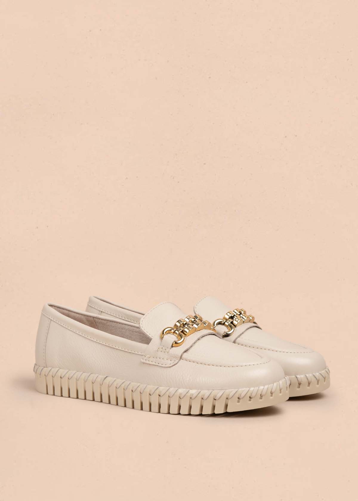 Mocasines en cuero color beige con herraje dorado 105333