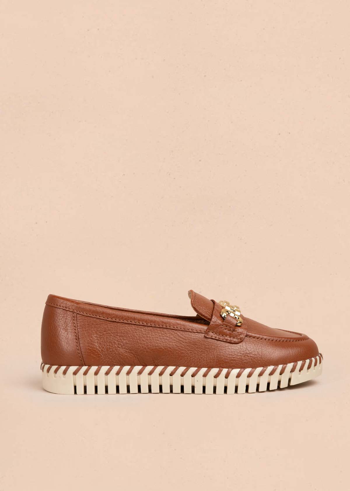 Mocasines en cuero color marrón con herraje dorado 105333