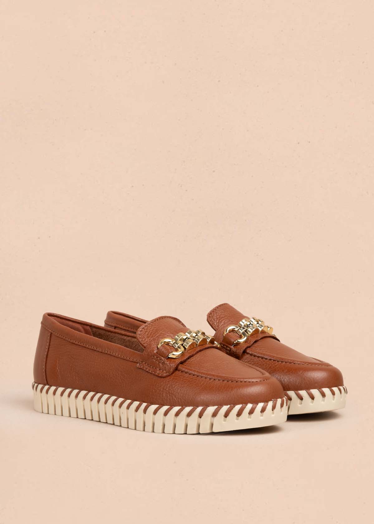 Mocasines en cuero color marrón con herraje dorado 105333