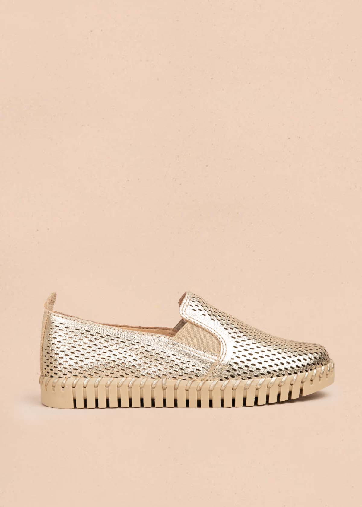 Zapatos cerrados en cuero color dorado con perforaciones 105335