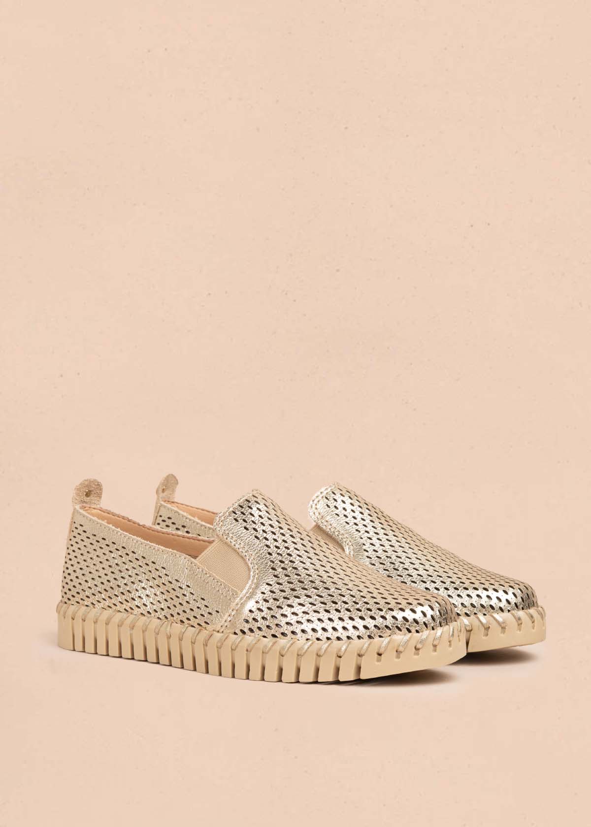 Zapatos cerrados en cuero color dorado con perforaciones 105335