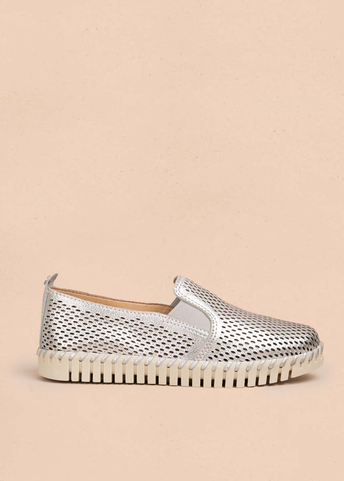 Zapatos cerrados en cuero color plata con perforaciones 105335