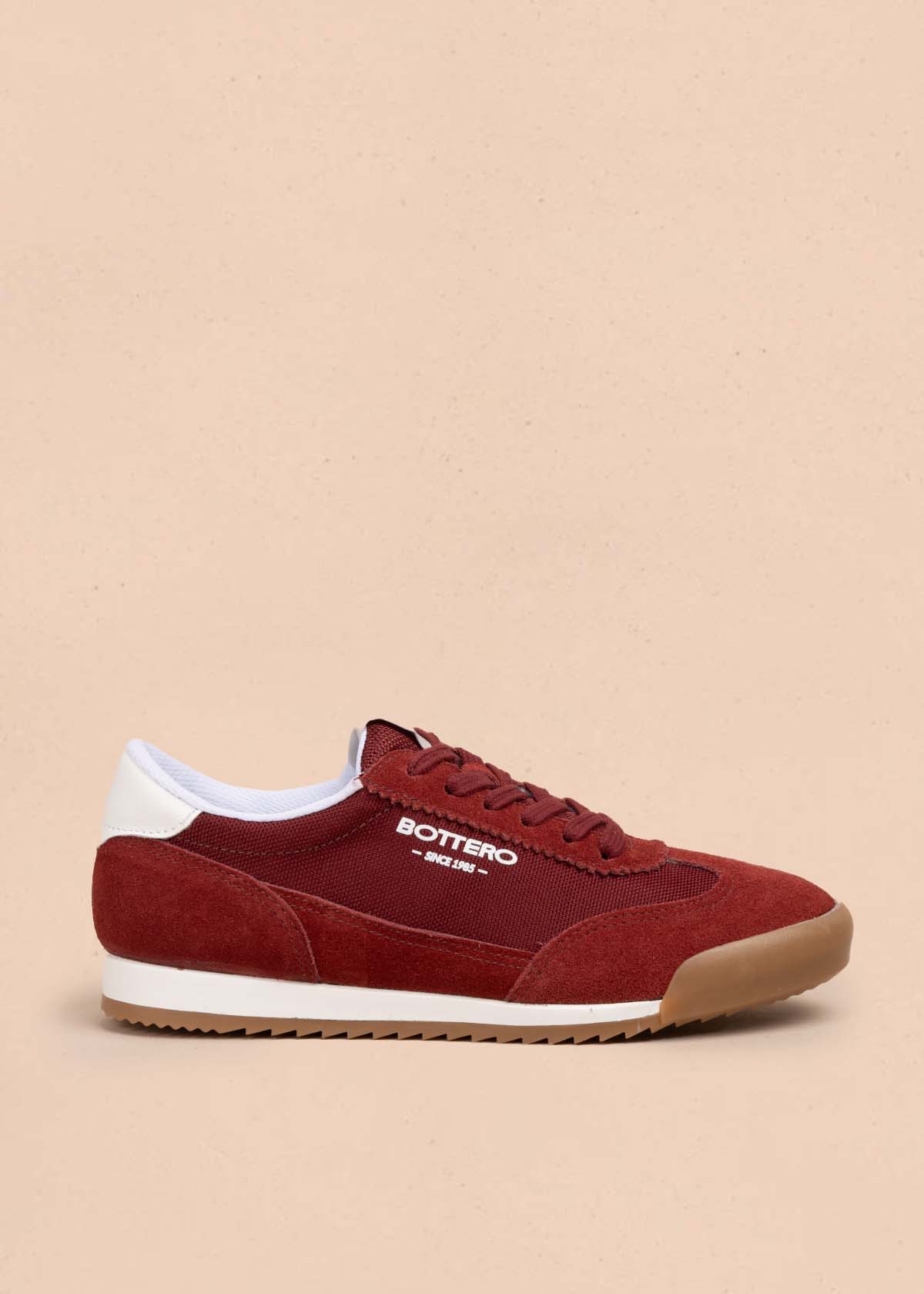 Tenis casuales en cuero color vinotinto 105337