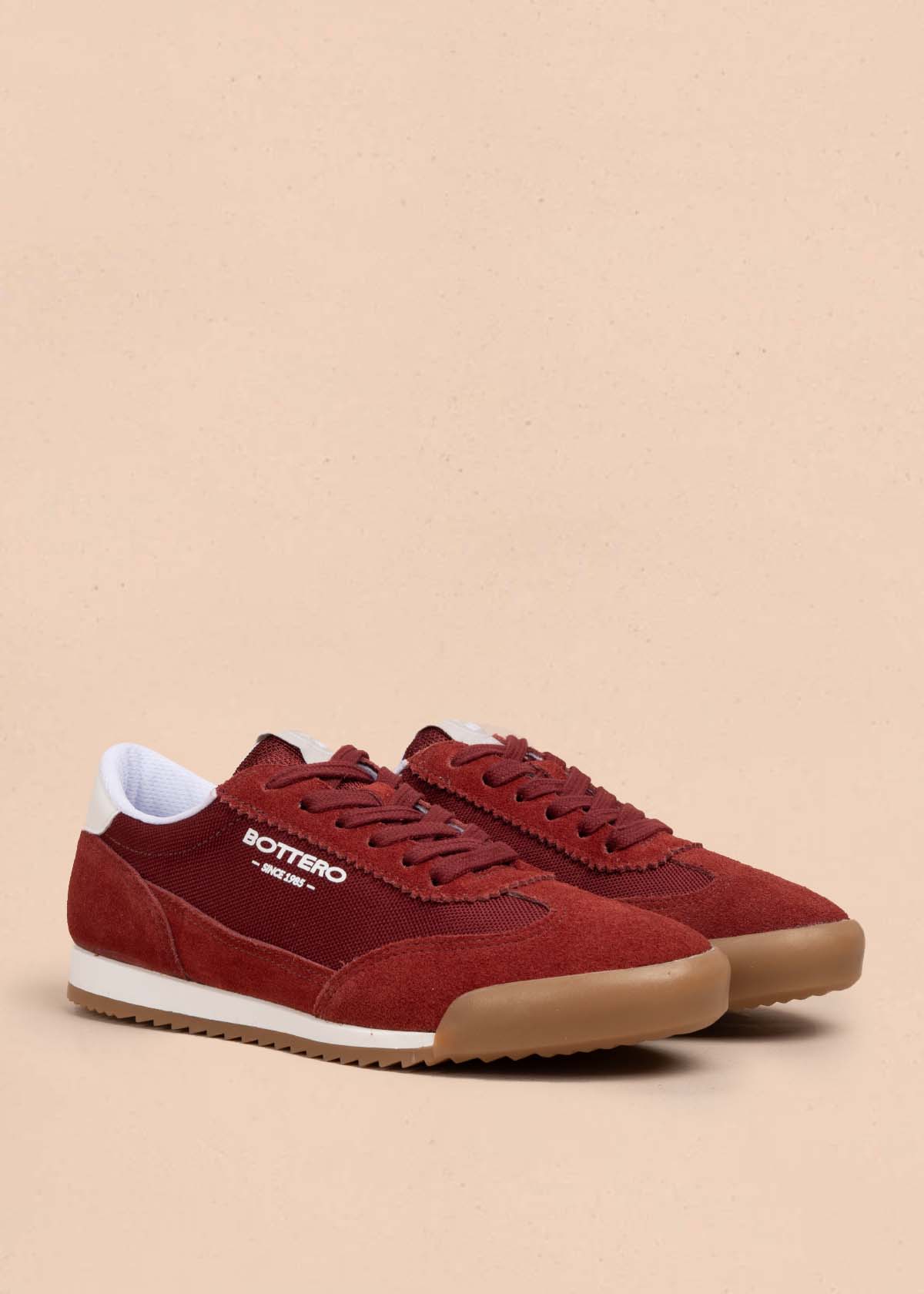 Tenis casuales en cuero color vinotinto 105337