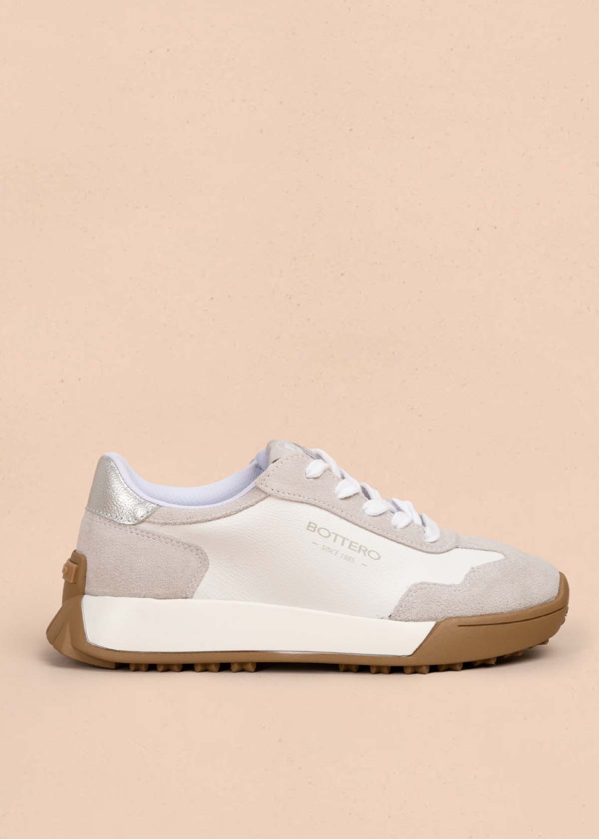 Tenis casuales en cuero color blanco 105339