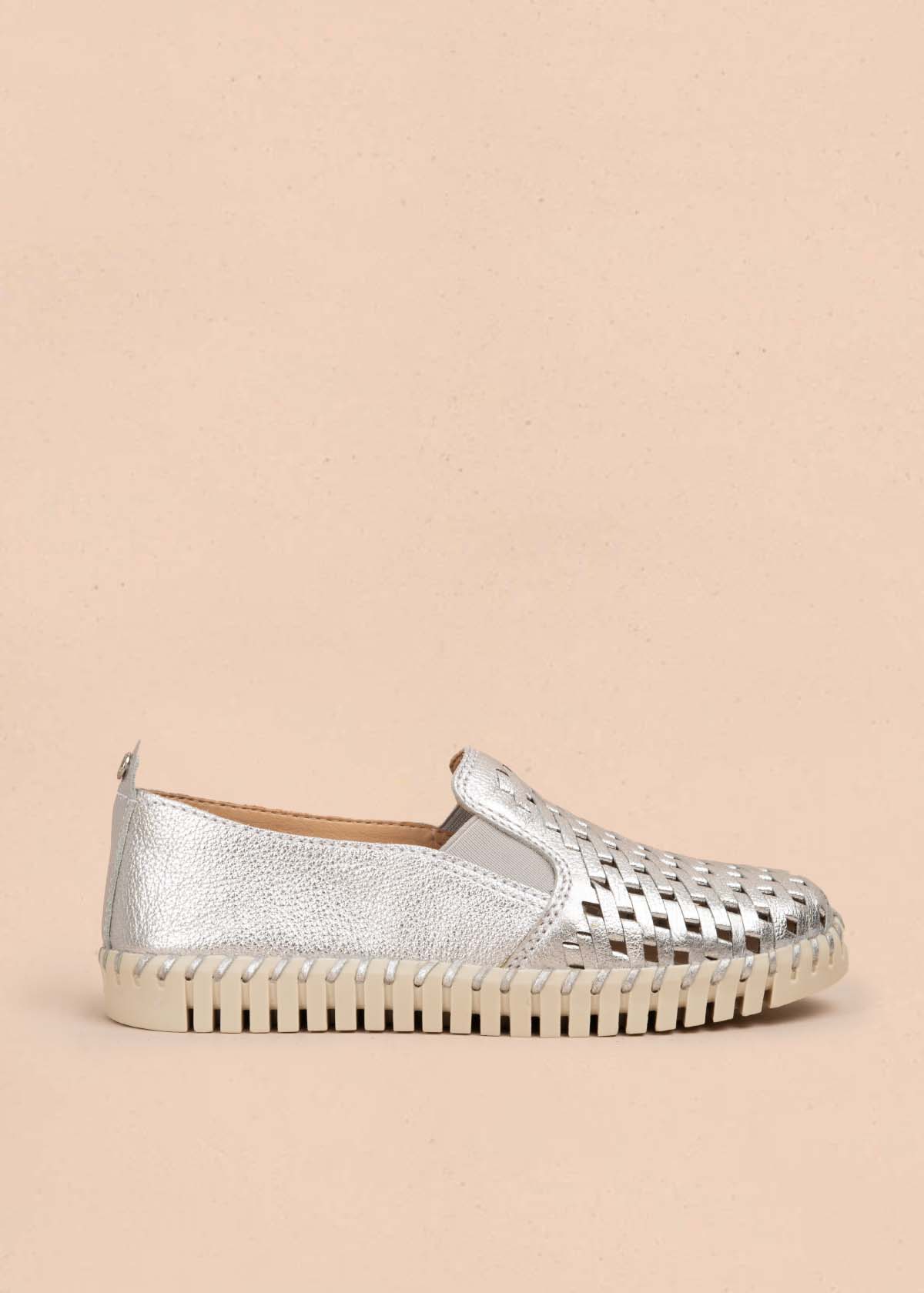Zapatos cerrados en cuero color plata 105340