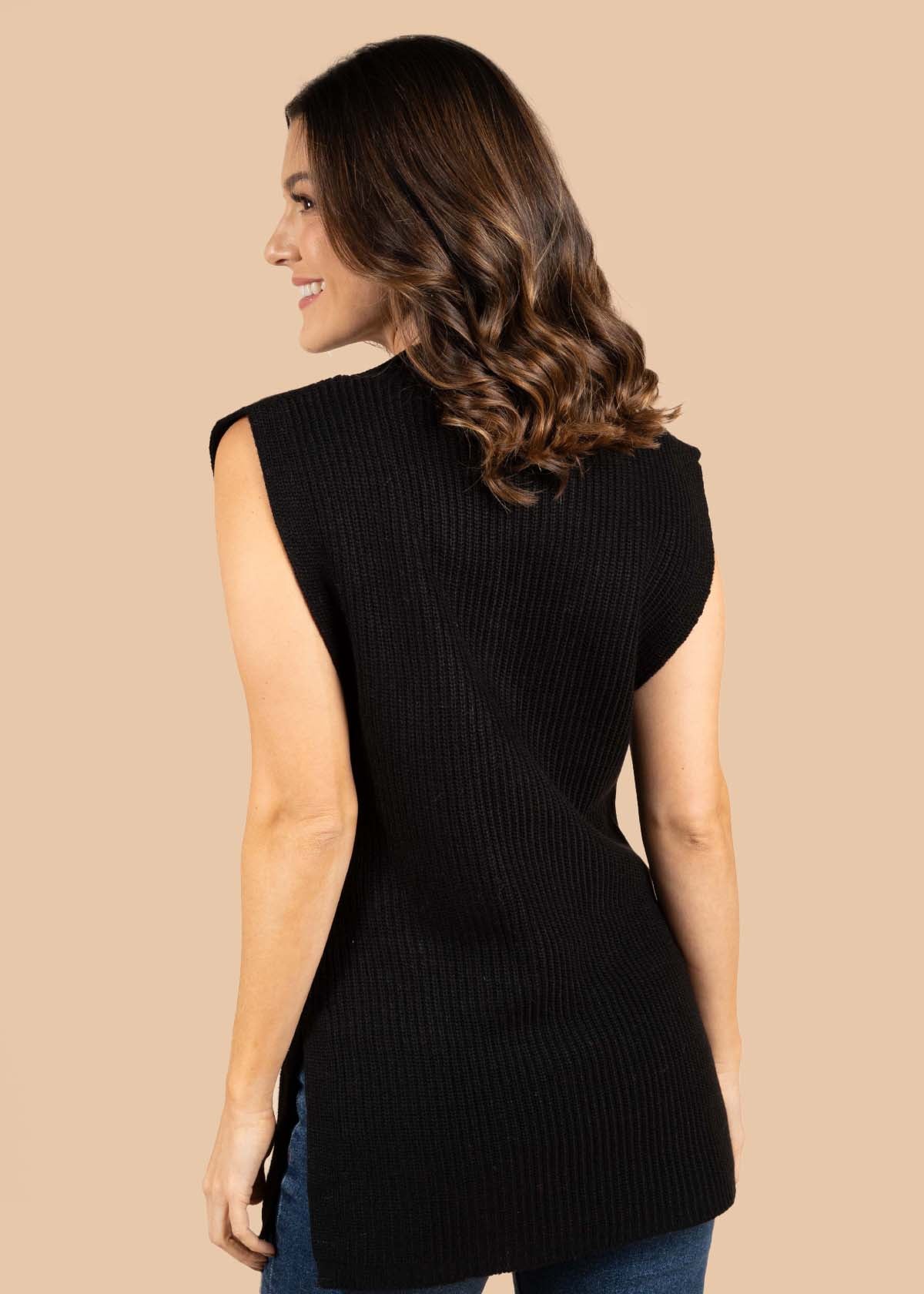 Chaleco color negro con cuello en V 105366