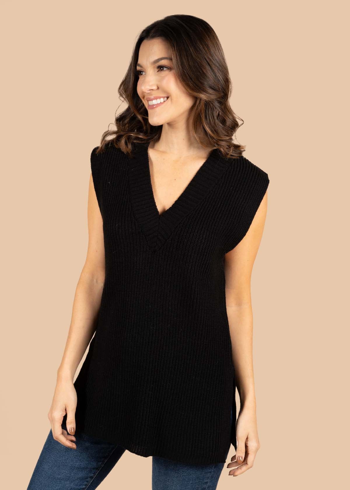 Chaleco color negro con cuello en V 105366