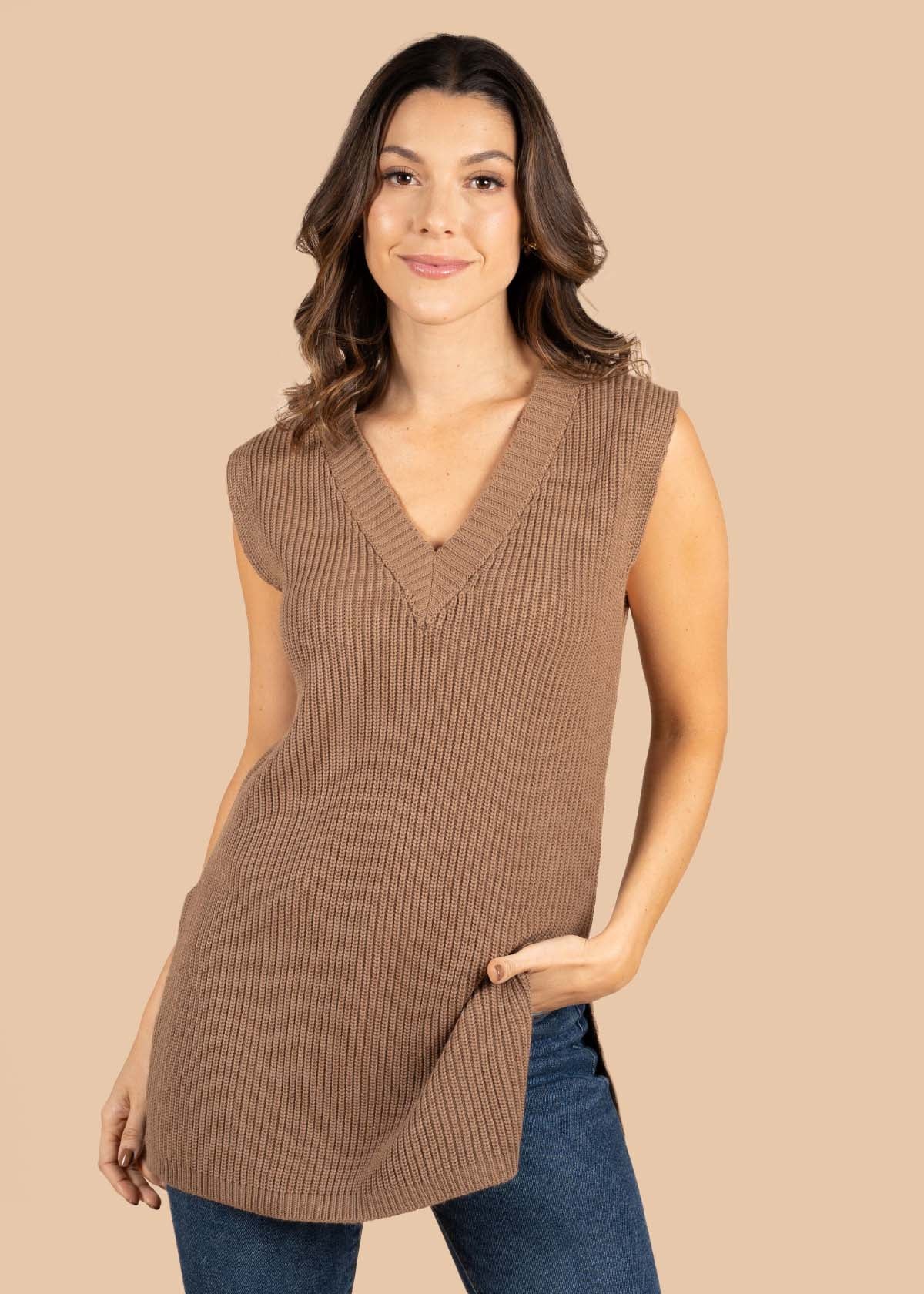 Chaleco color taupe con cuello en V 105366