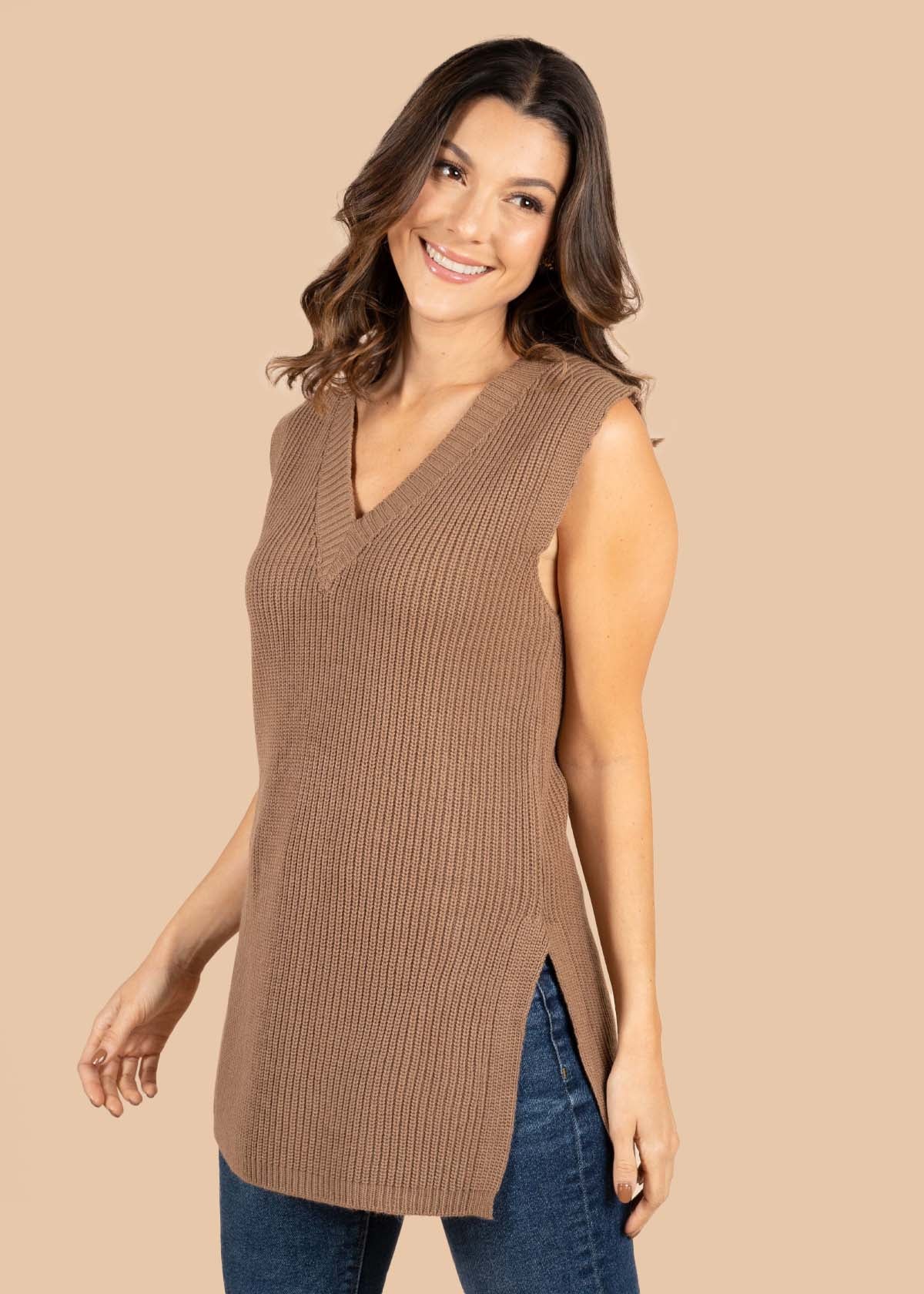 Chaleco color taupe con cuello en V 105366