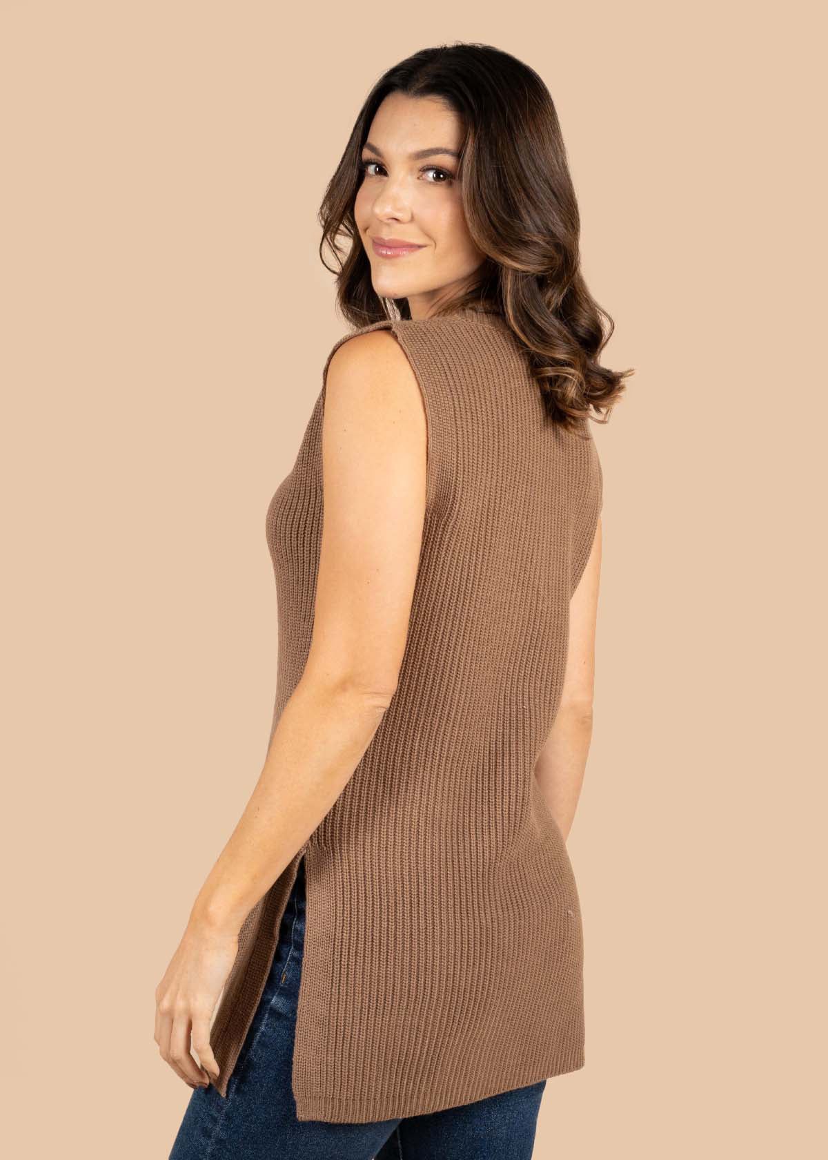 Chaleco color taupe con cuello en V 105366