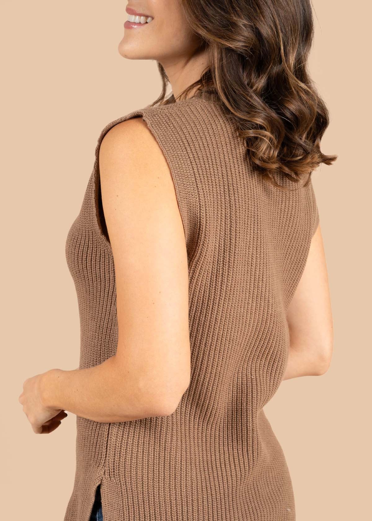 Chaleco color taupe con cuello en V 105366