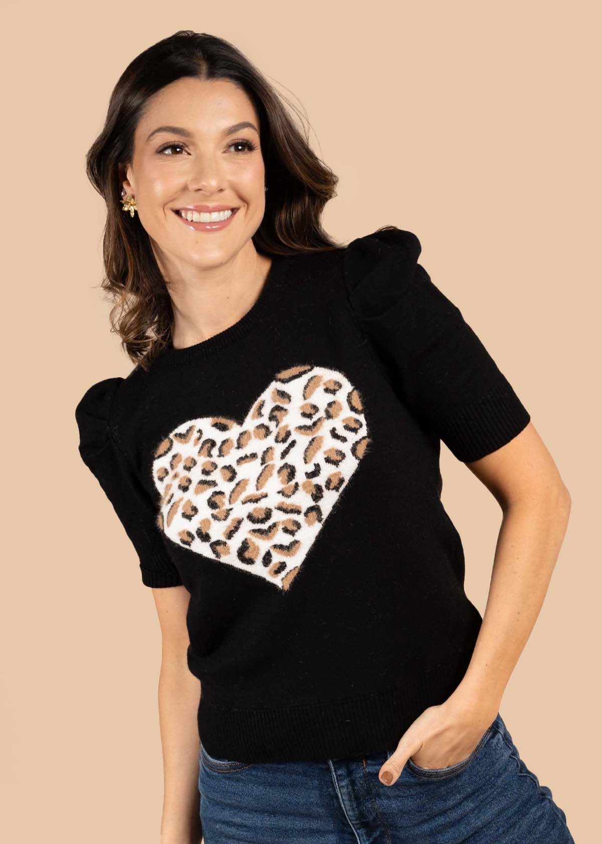 Blusa color negro con corazón animal print 105368