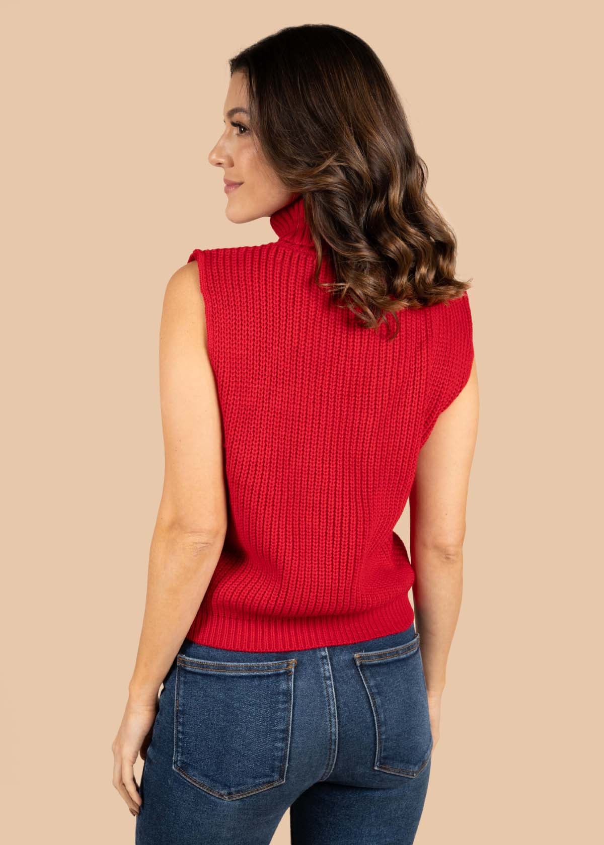 Chaleco color rojo con cuello alto 105370