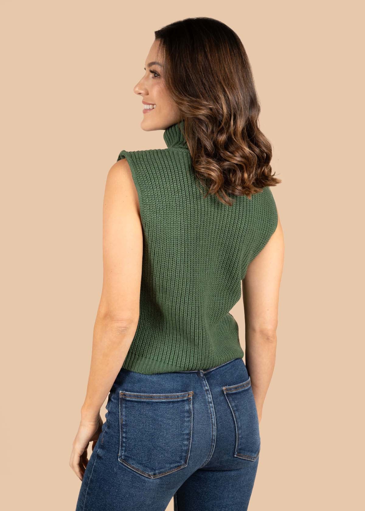 Chaleco color verde con cuello alto 105370