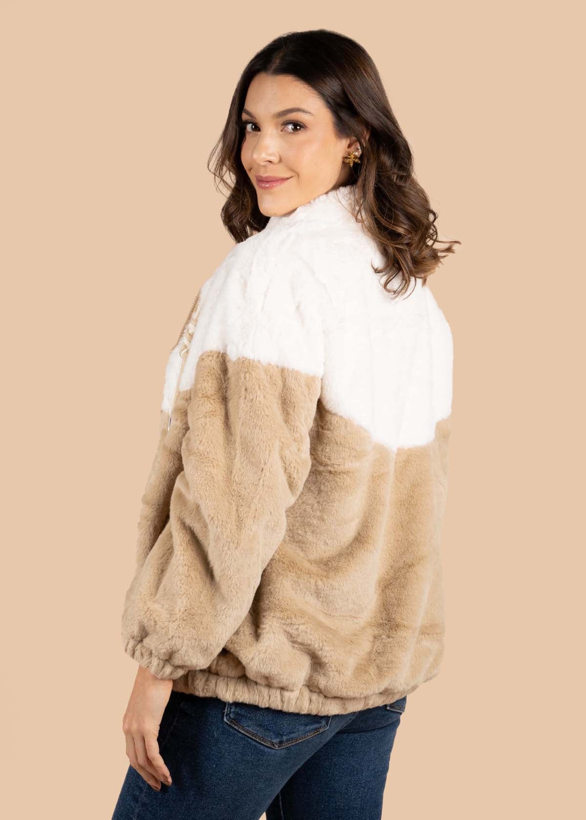 Chaqueta peluche color beige 105371