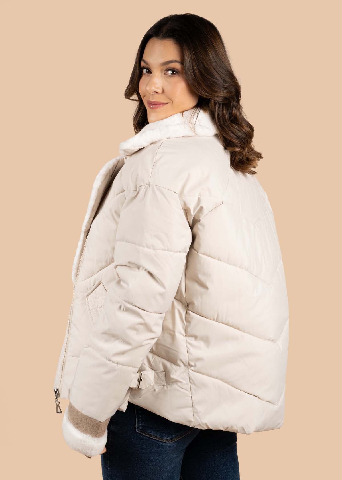 Chaqueta acolchada color beige 105373