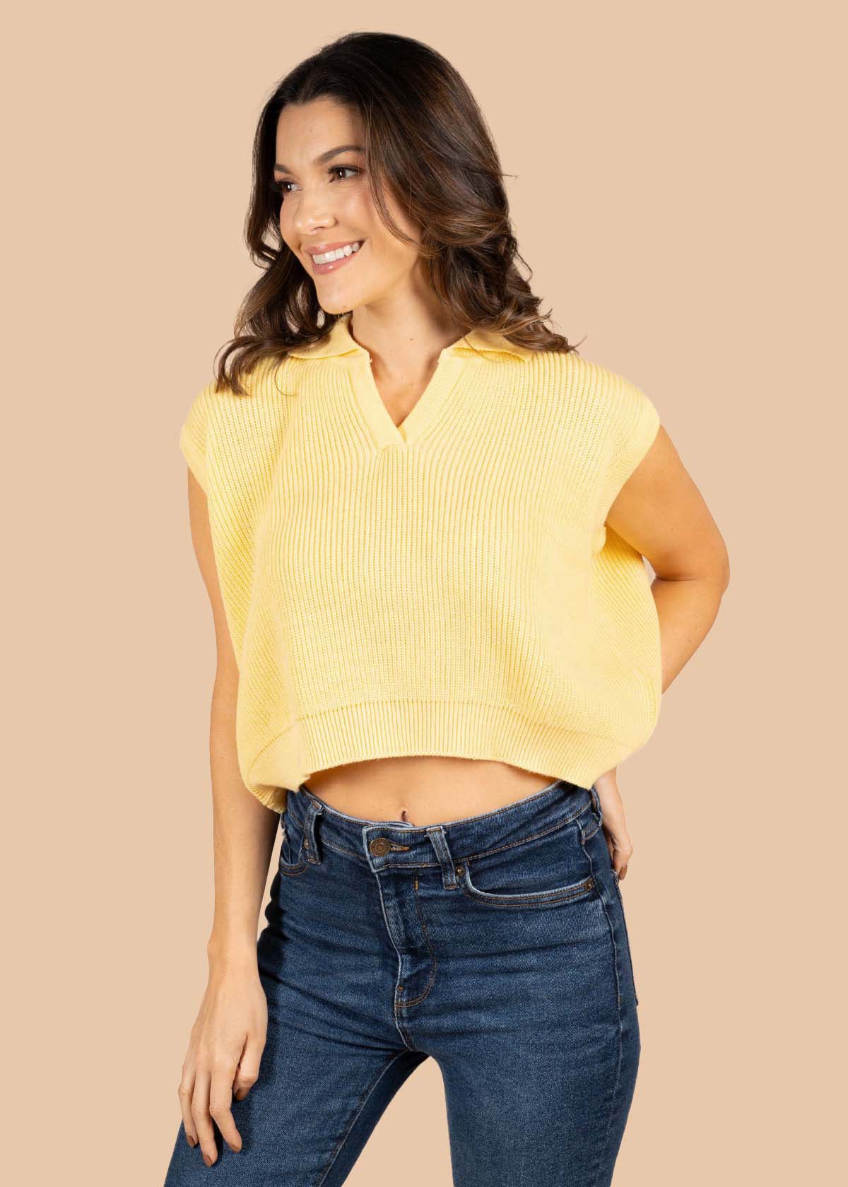 Chaleco color amarillo con cuello tipo polo 105377