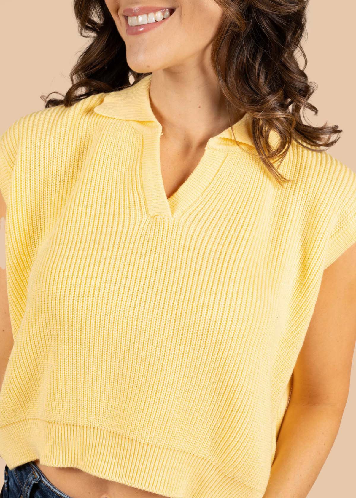 Chaleco color amarillo con cuello tipo polo 105377