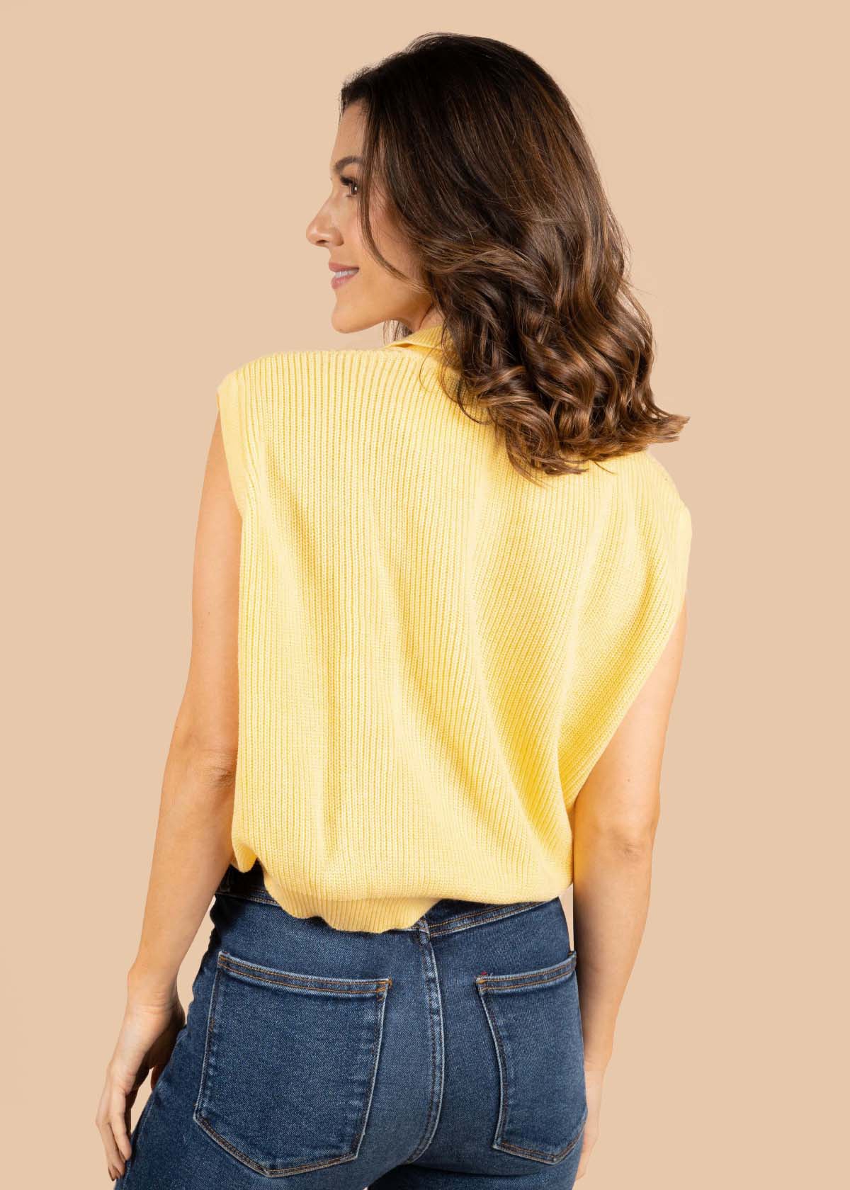 Chaleco color amarillo con cuello tipo polo 105377