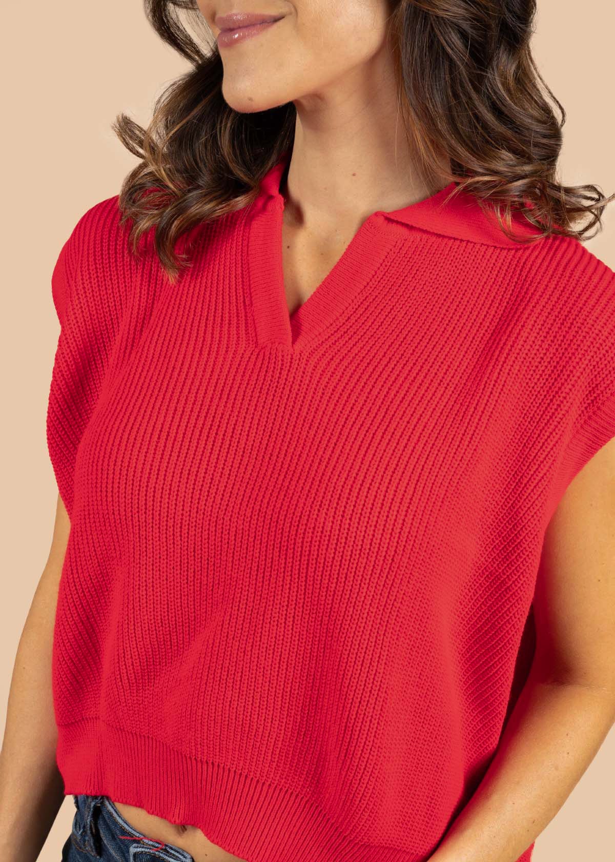 Chaleco color rojo con cuello tipo polo 105377