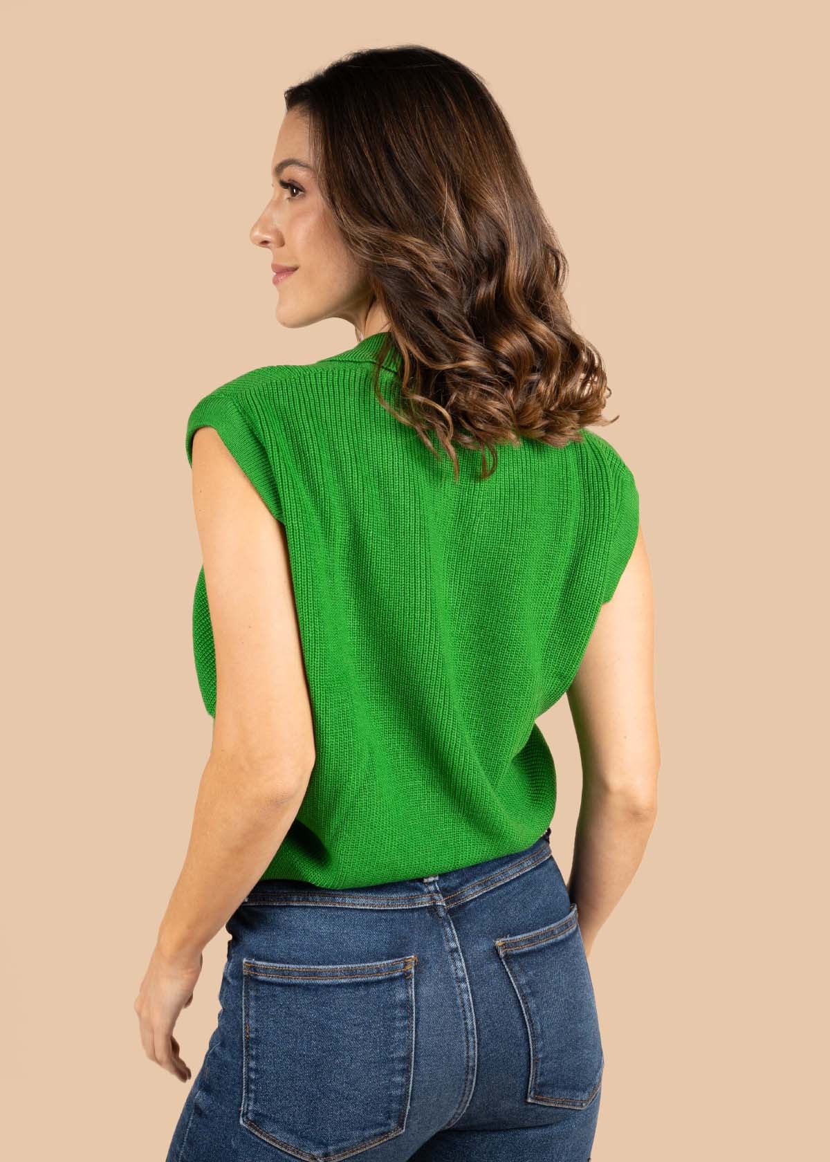 Chaleco color verde con cuello tipo polo 105377