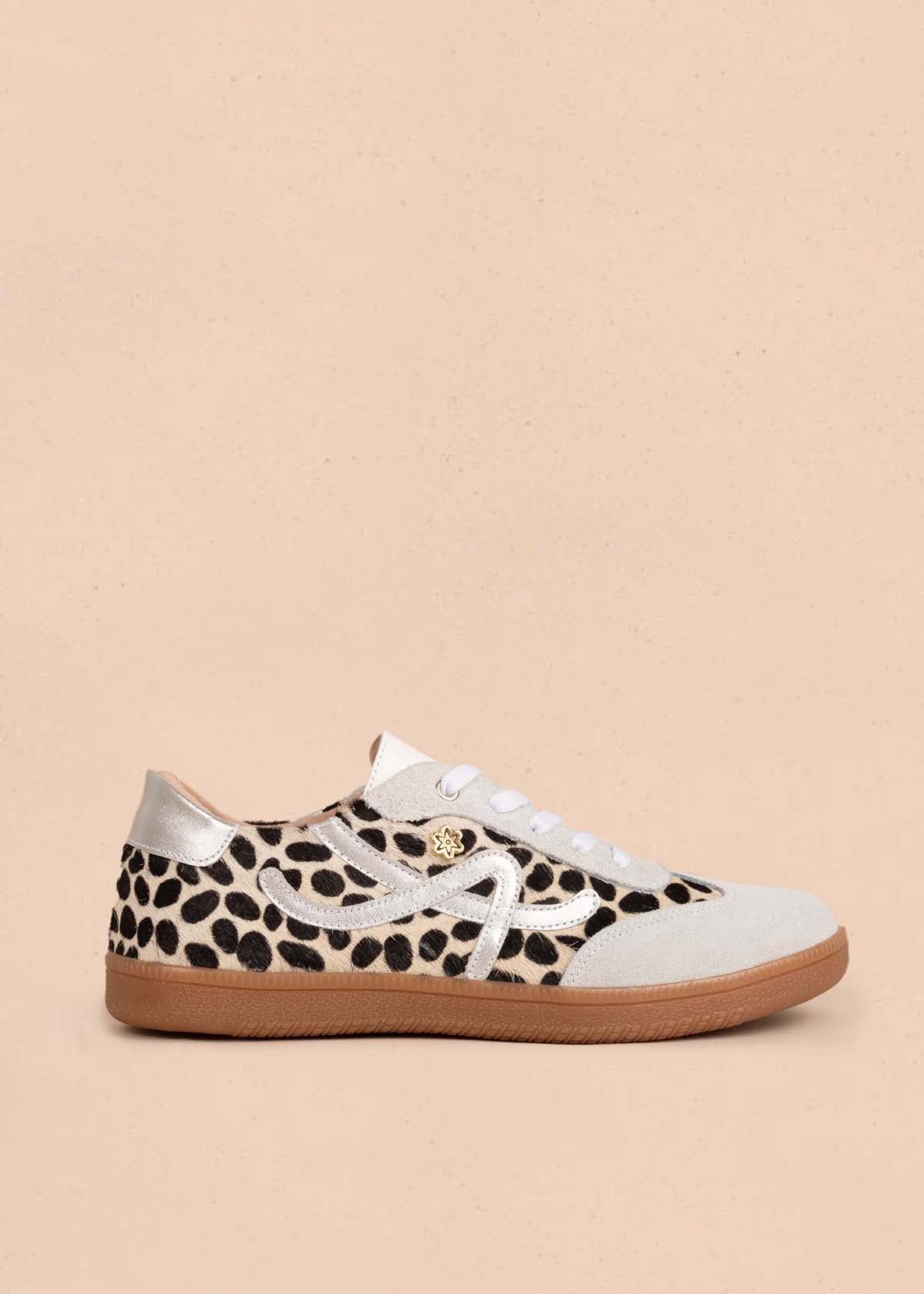 Tenis casuales en cuero color blanco con cuero con pelo animal print 105379