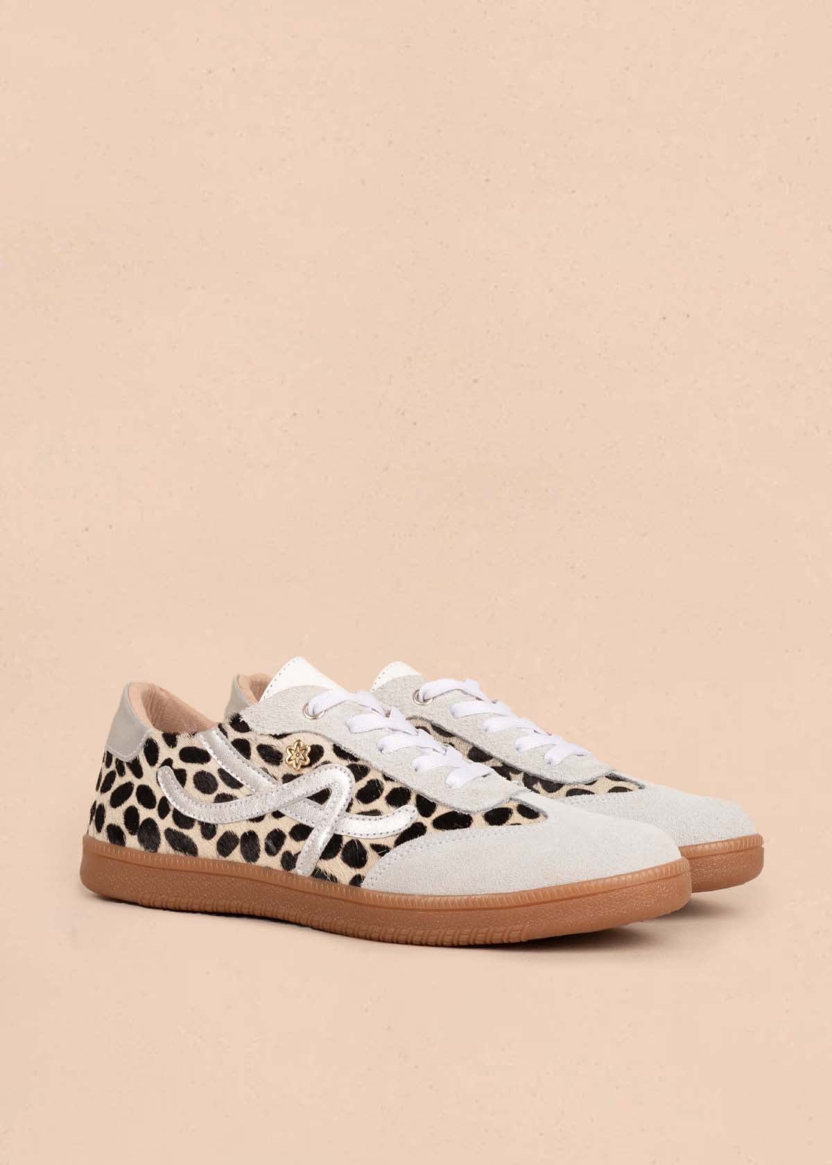 Tenis casuales en cuero color blanco con cuero con pelo animal print 105379