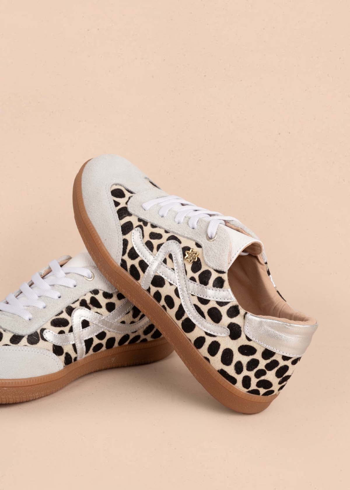 Tenis casuales en cuero color blanco con cuero con pelo animal print 105379