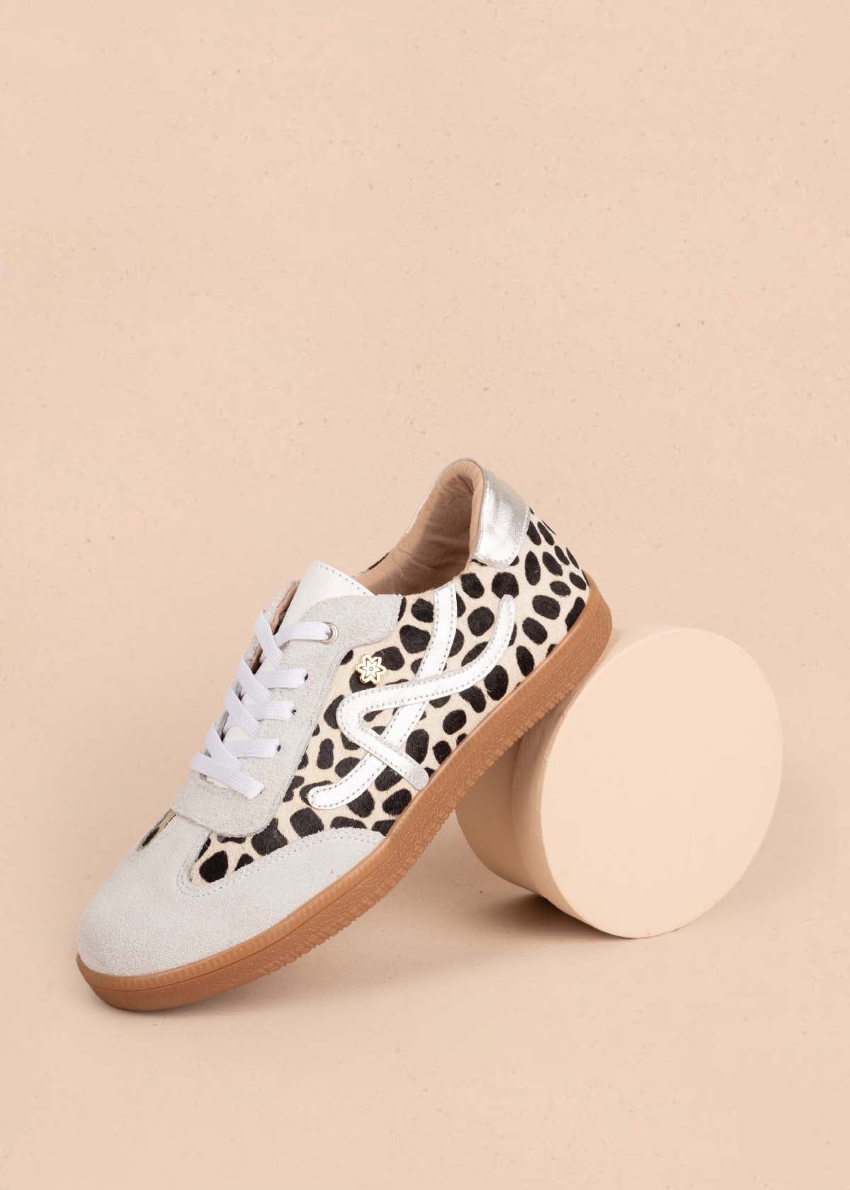 Tenis casuales en cuero color blanco con cuero con pelo animal print 105379