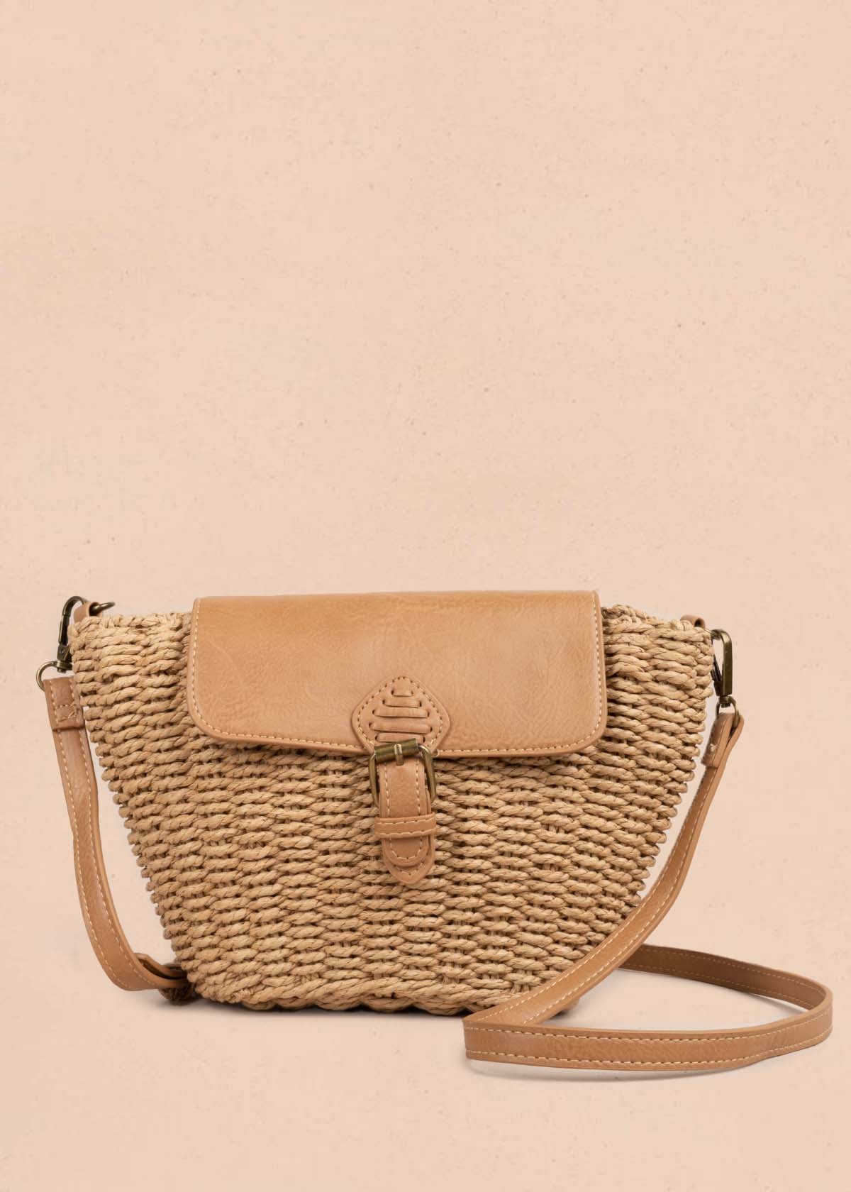 Bolso tipo canasto tejido color camel con hebilla 105385