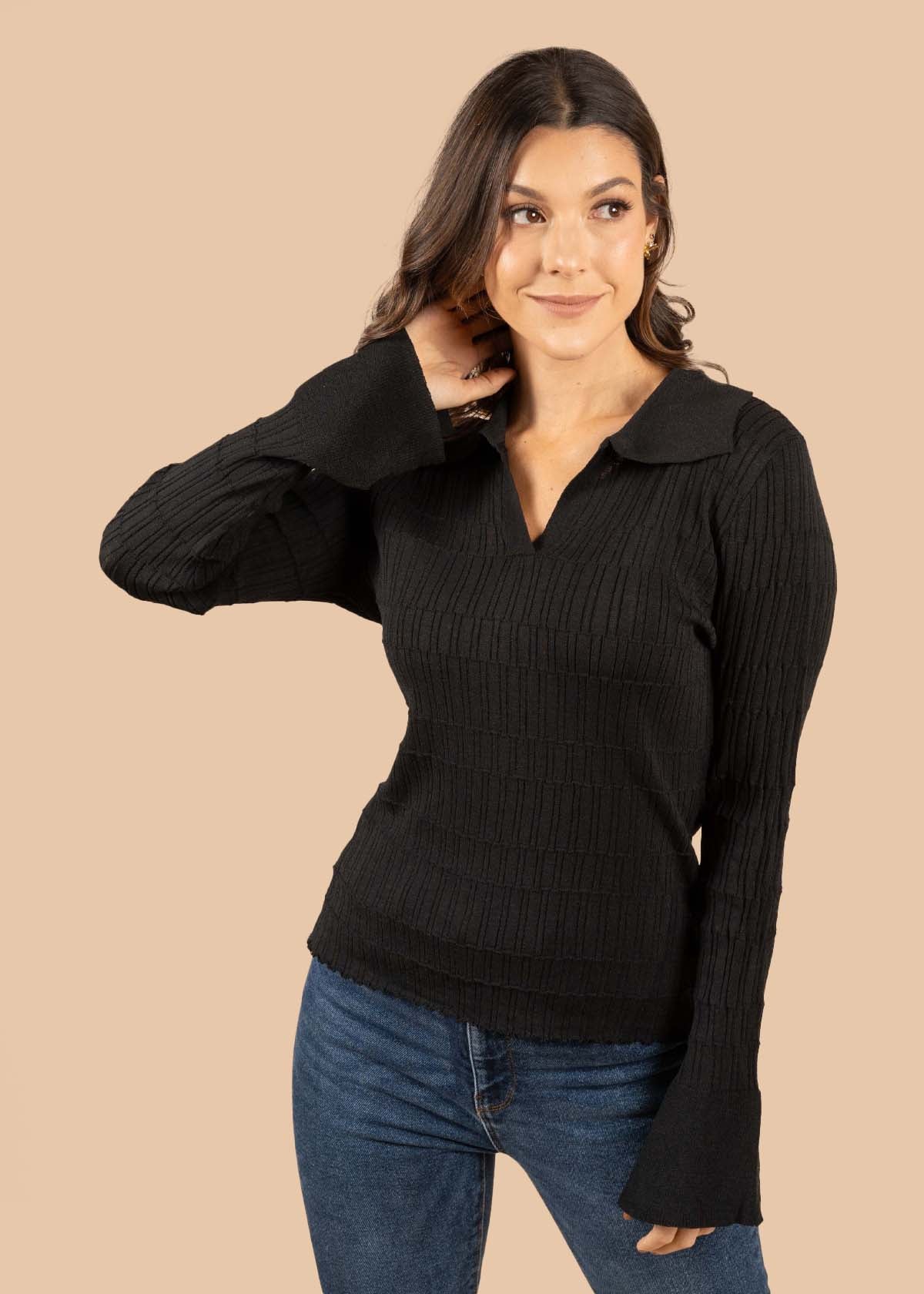 Blusa color negro con cuello tipo polo 105396