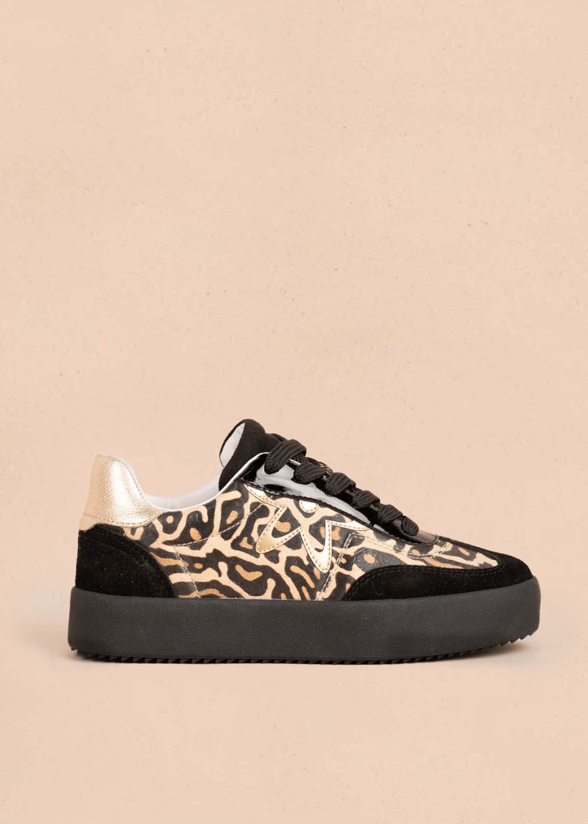 Tenis casuales en cuero color negro y cuero con pelo animal print 105408