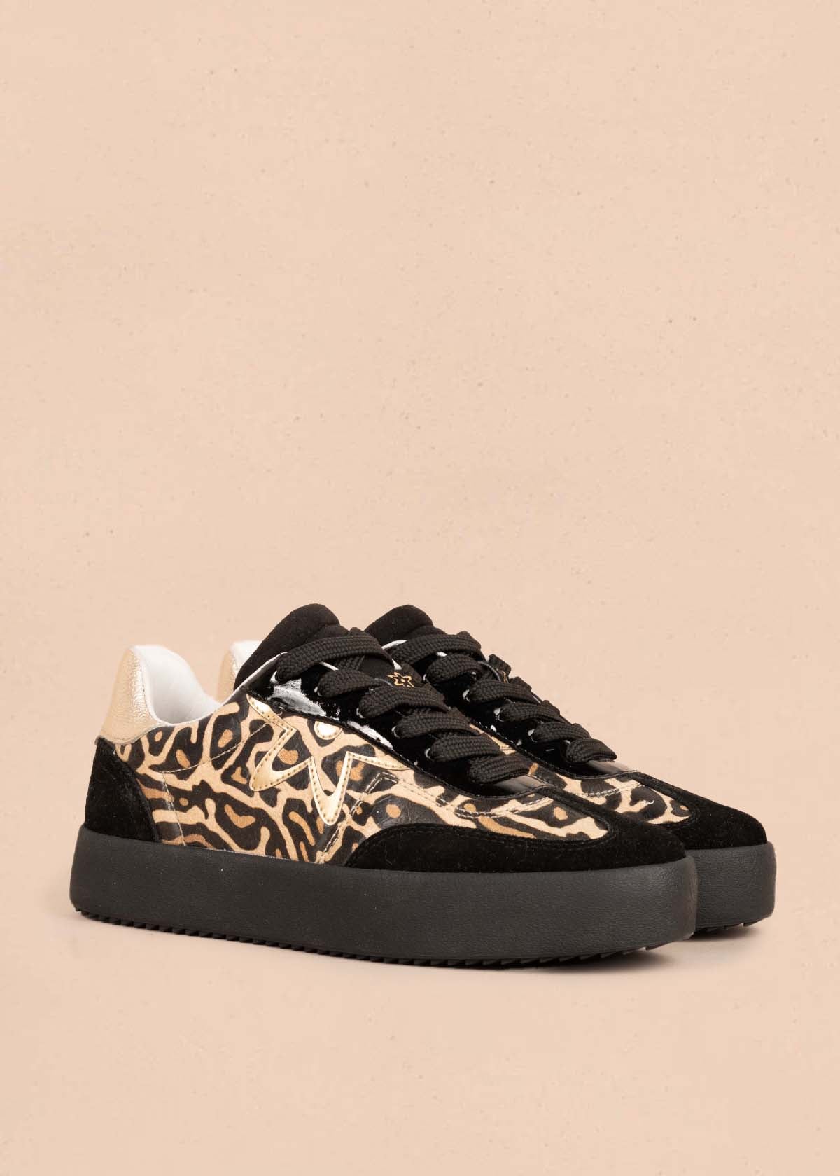 Tenis casuales en cuero color negro y cuero con pelo animal print 105408