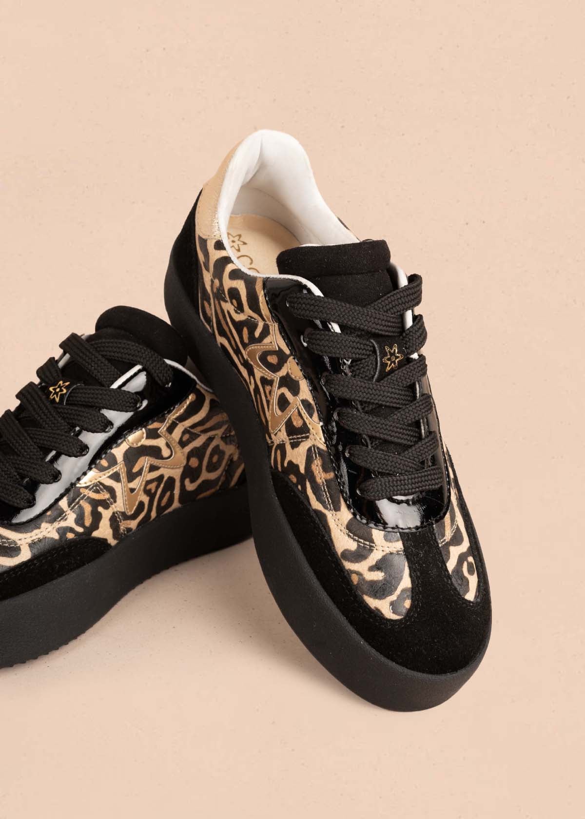 Tenis casuales en cuero color negro y cuero con pelo animal print 105408