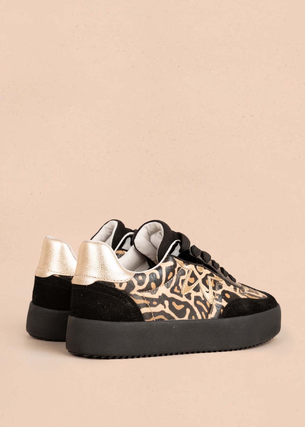 Tenis casuales en cuero color negro y cuero con pelo animal print 105408