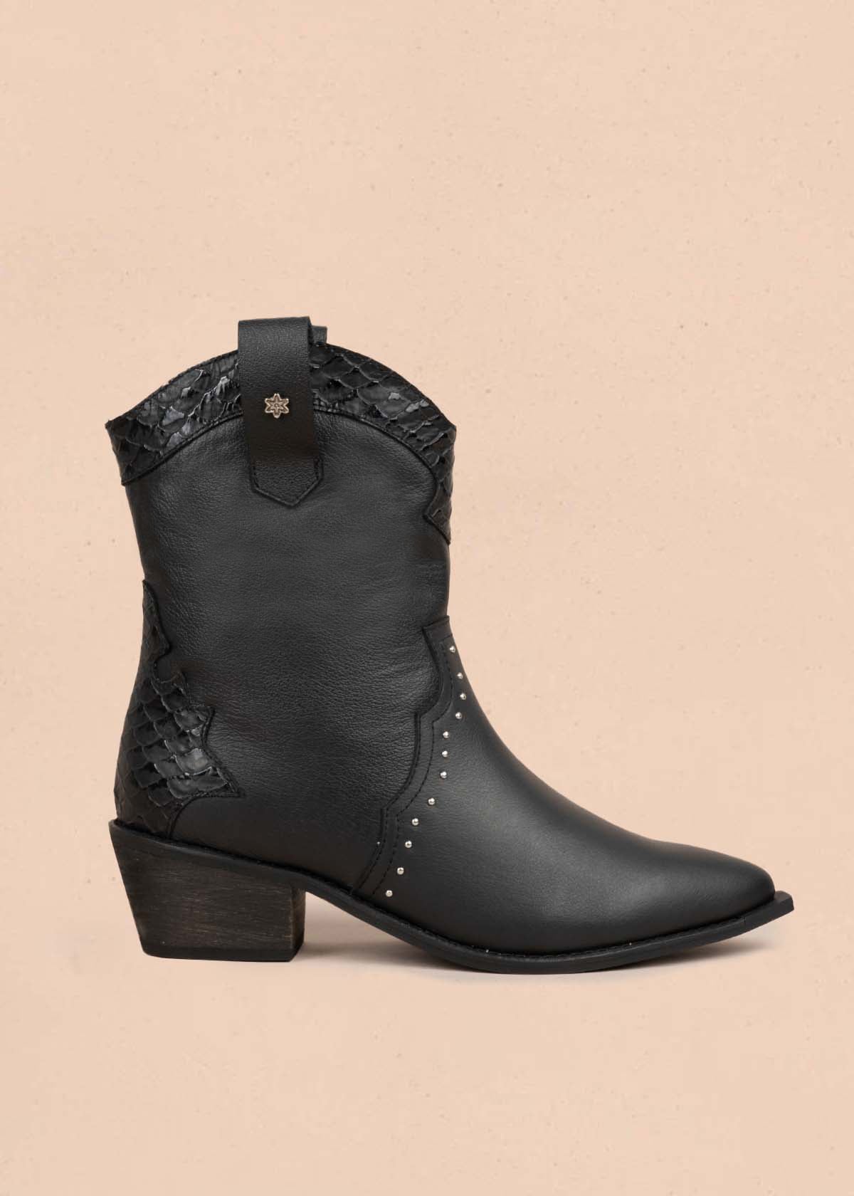 Botas en cuero color negro con taches 105410