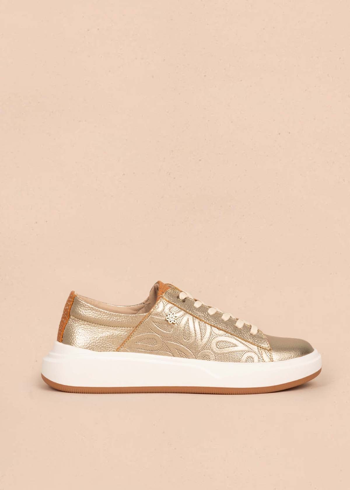Tenis casuales en cuero color champaña 105425