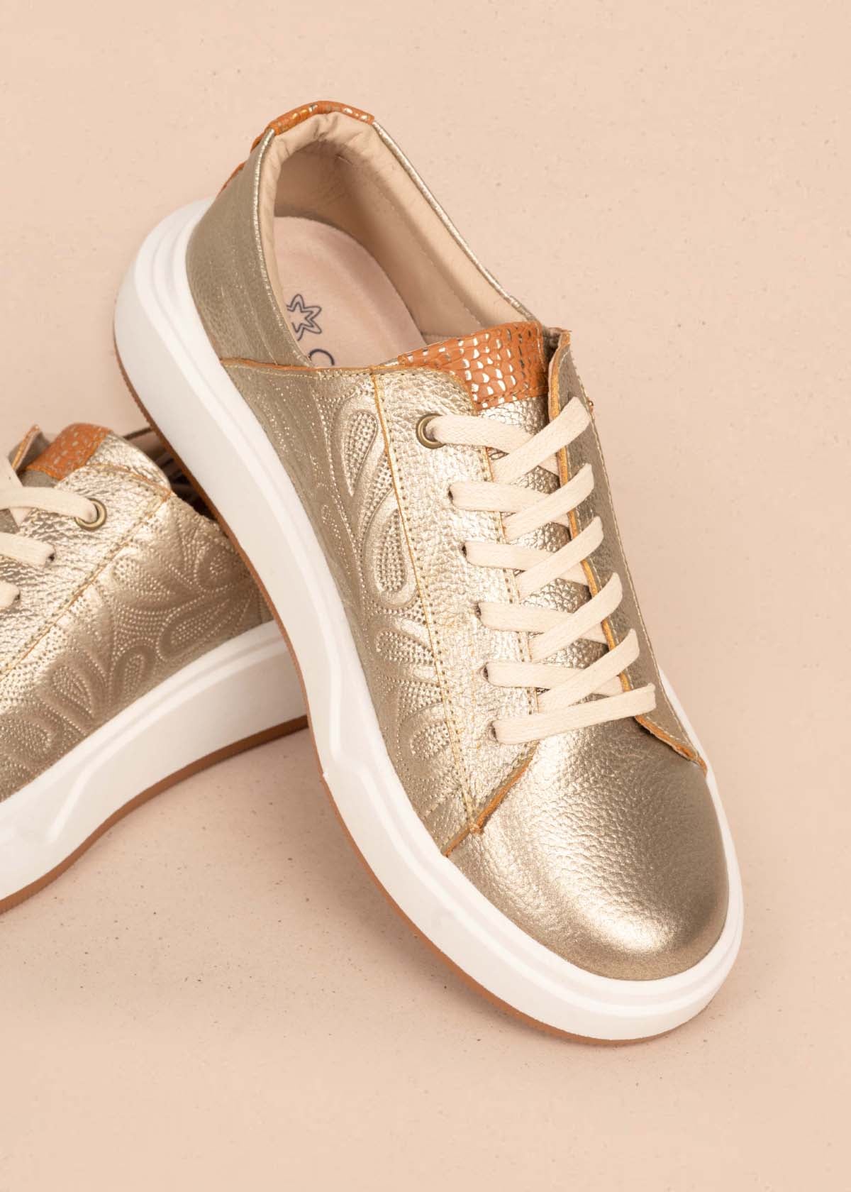 Tenis casuales en cuero color champaña 105425