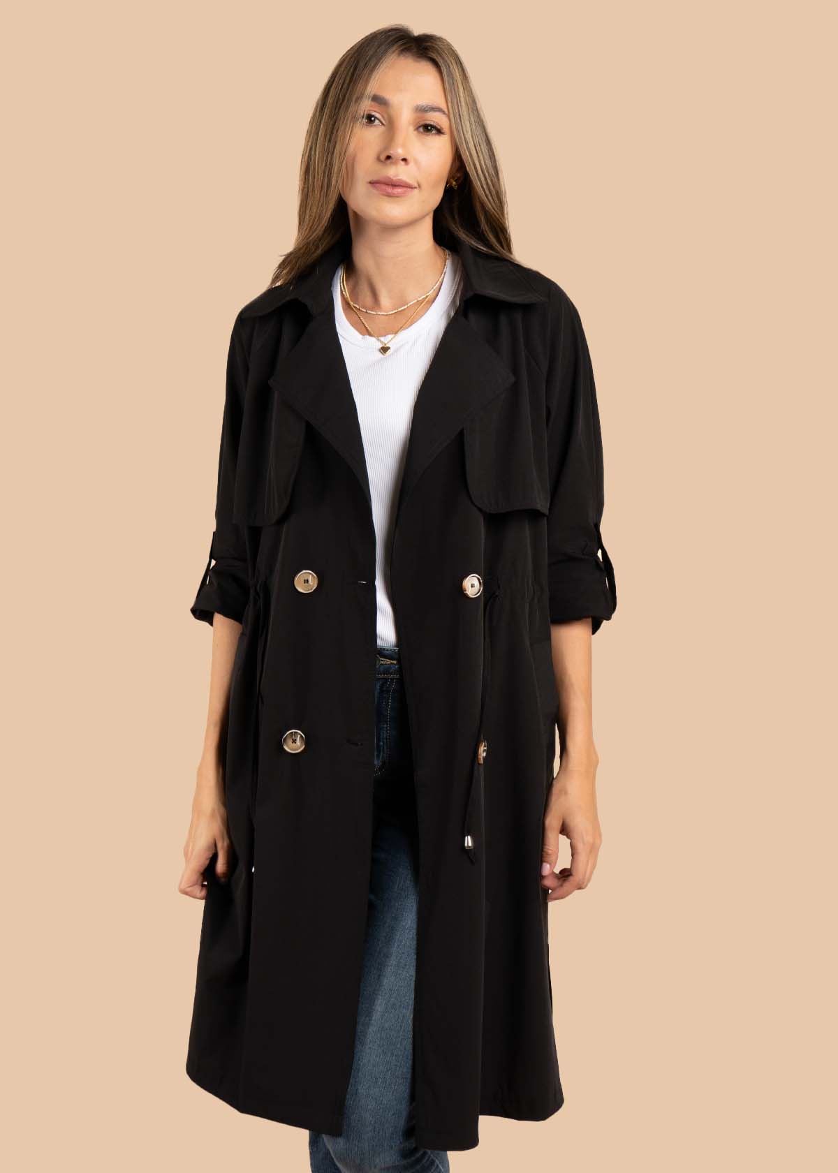 Gabán color negro con recogido en cintura 105436