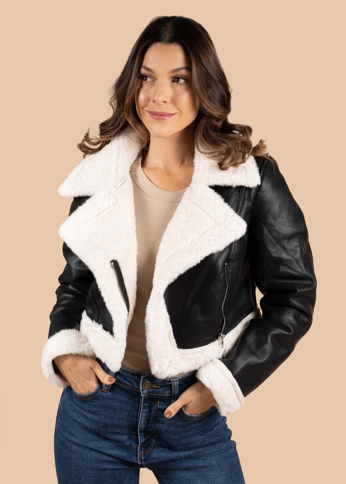 Chaqueta color negro con peluche 105441