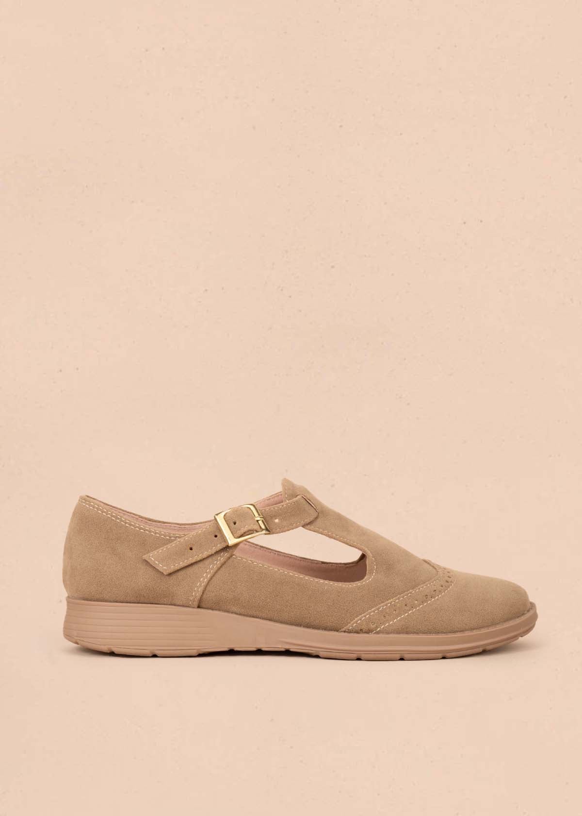 Zapatos cerrados color arena con correa 105449