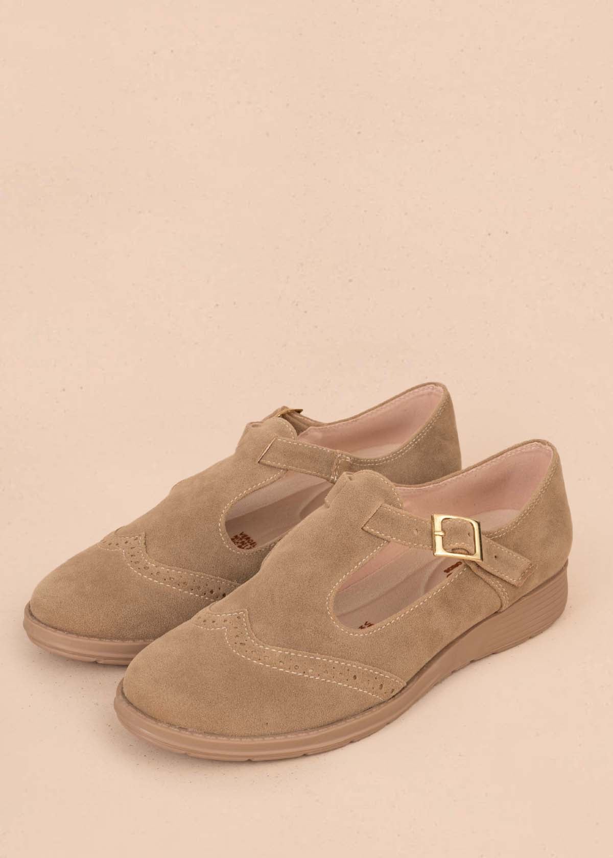 Zapatos cerrados color arena con correa 105449