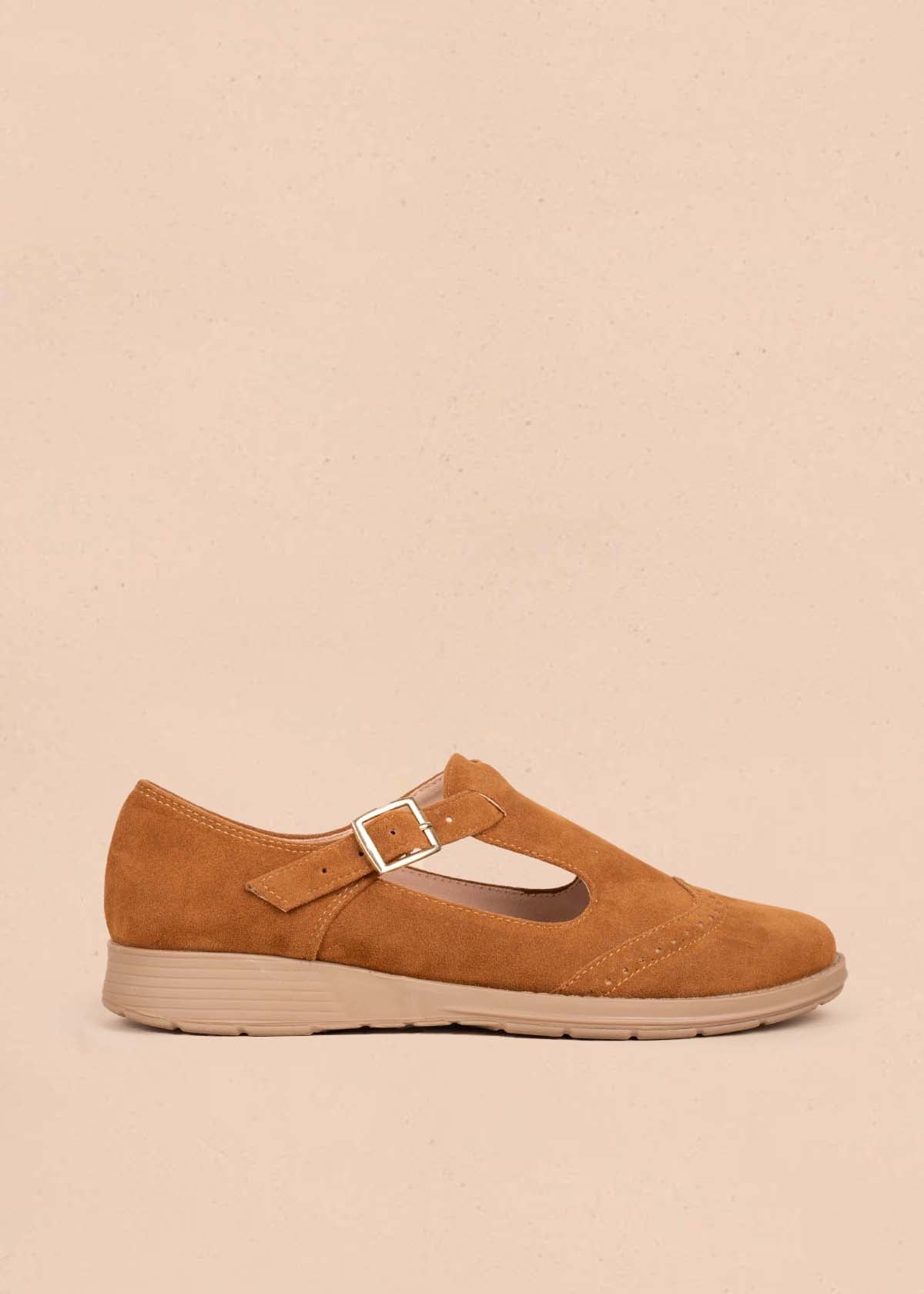 Zapatos cerrados color miel con correa 105449